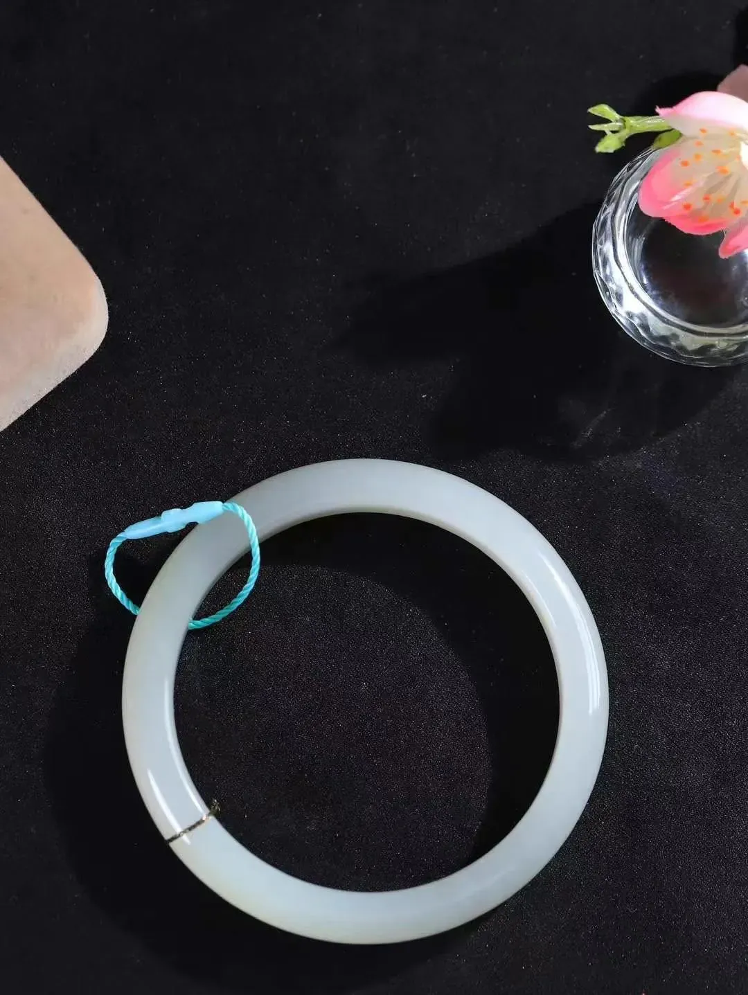 （一见倾心.手镯）

精品和田玉手镯，玉质温润细腻 油性十足 手感舒适，高华雅逸，线条流畅，简约大气，美自天成，素雅高贵。佩戴于腕间，婉约之美，举手投足间透出那低调奢华。重53.8克  尺寸63.5-11.4-8.4mm FDL-7960200