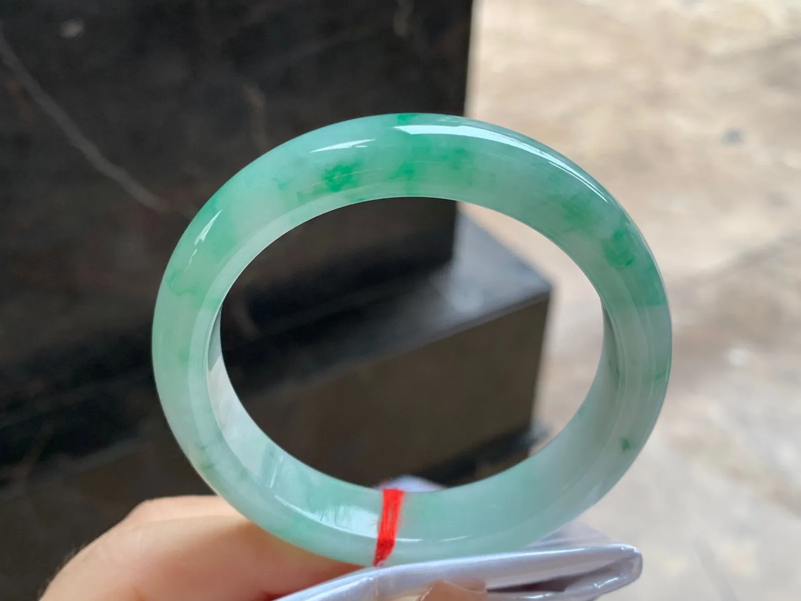 带色手镯
尺寸：53-12.1-7.8mm
底子细腻干净～绿花