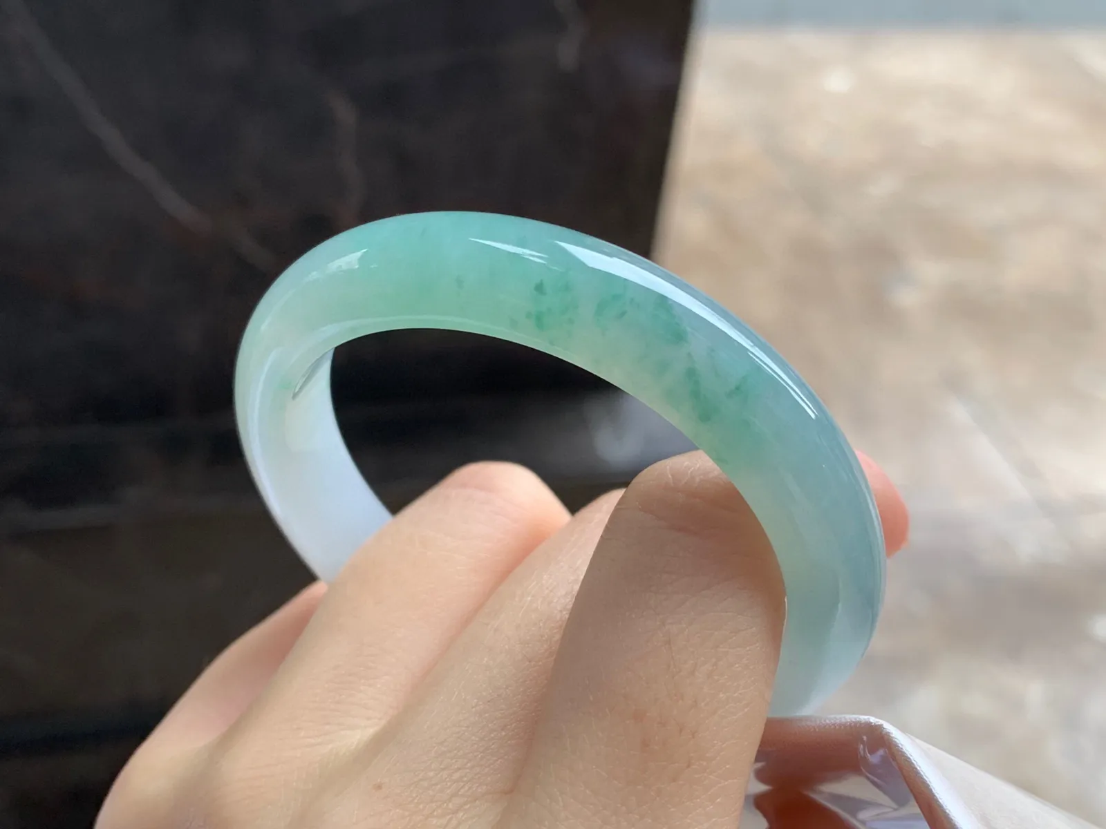 飘花手镯
尺寸：52.3-10.8-8mm
水润十足～小清新