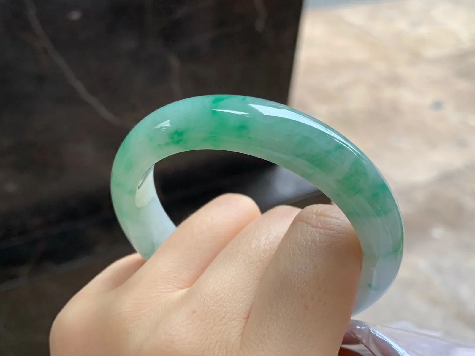 带色手镯
尺寸：53-12.1-7.8mm
底子细腻干净～绿花
