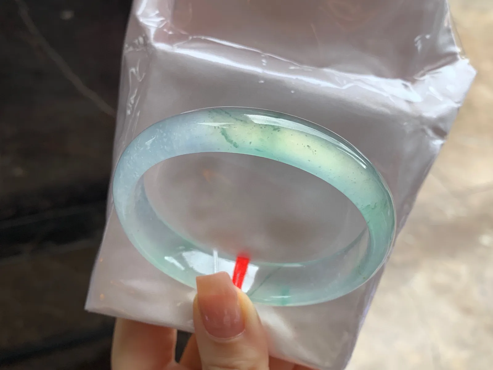 高冰种飘花贵妃镯
尺寸：56.3-13.4-6.3mm
整圈冰透起荧光～正圈53 54 55可以戴贵妃镯，推荐