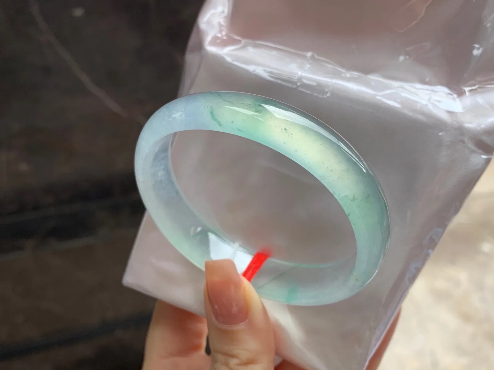 高冰种飘花贵妃镯
尺寸：56.3-13.4-6.3mm
整圈冰透起荧光～正圈53 54 55可以戴贵妃镯，推荐