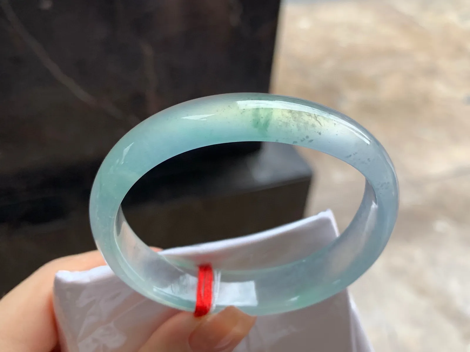 高冰种飘花贵妃镯
尺寸：56.3-13.4-6.3mm
整圈冰透起荧光～正圈53 54 55可以戴贵妃镯，推荐