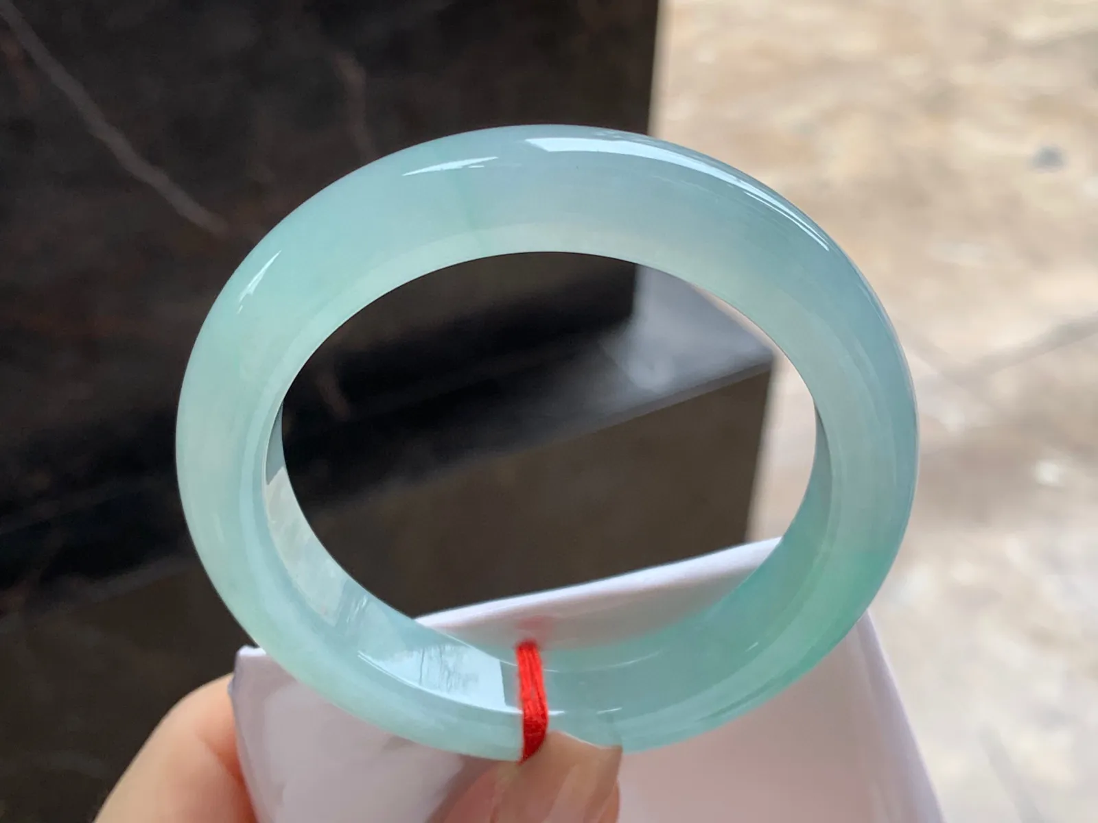 冰晴绿手镯
尺寸：55.6-12-9.5mm
种水好 条形厚实 甜甜的底色 气质