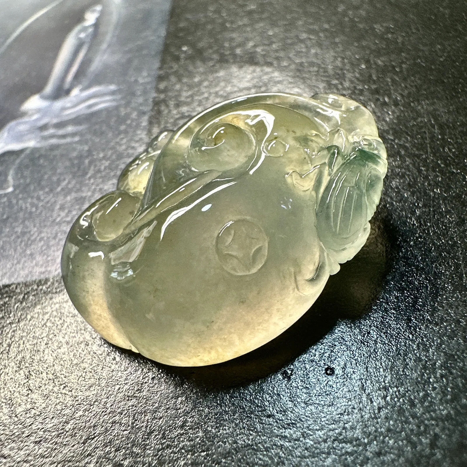 【冰种黄翡如意】质地细腻，冰度很足，饱满度很好，上面雕刻一鸣惊人