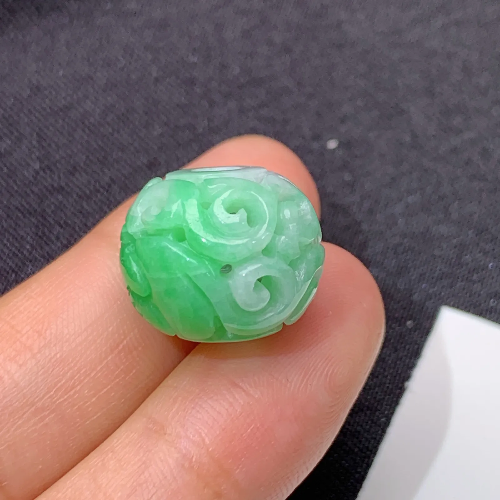 飘绿雕花路路通，镶嵌佳品，冰润色阳，种水足 尺寸15.3*12.6
