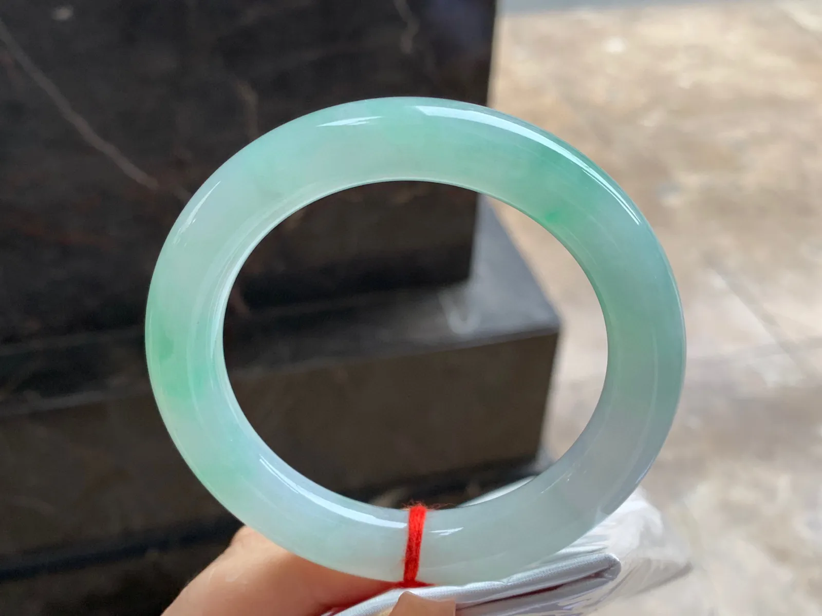 带色圆条手镯
尺寸：59.2-11.5mm
有种有色～甜甜的料子