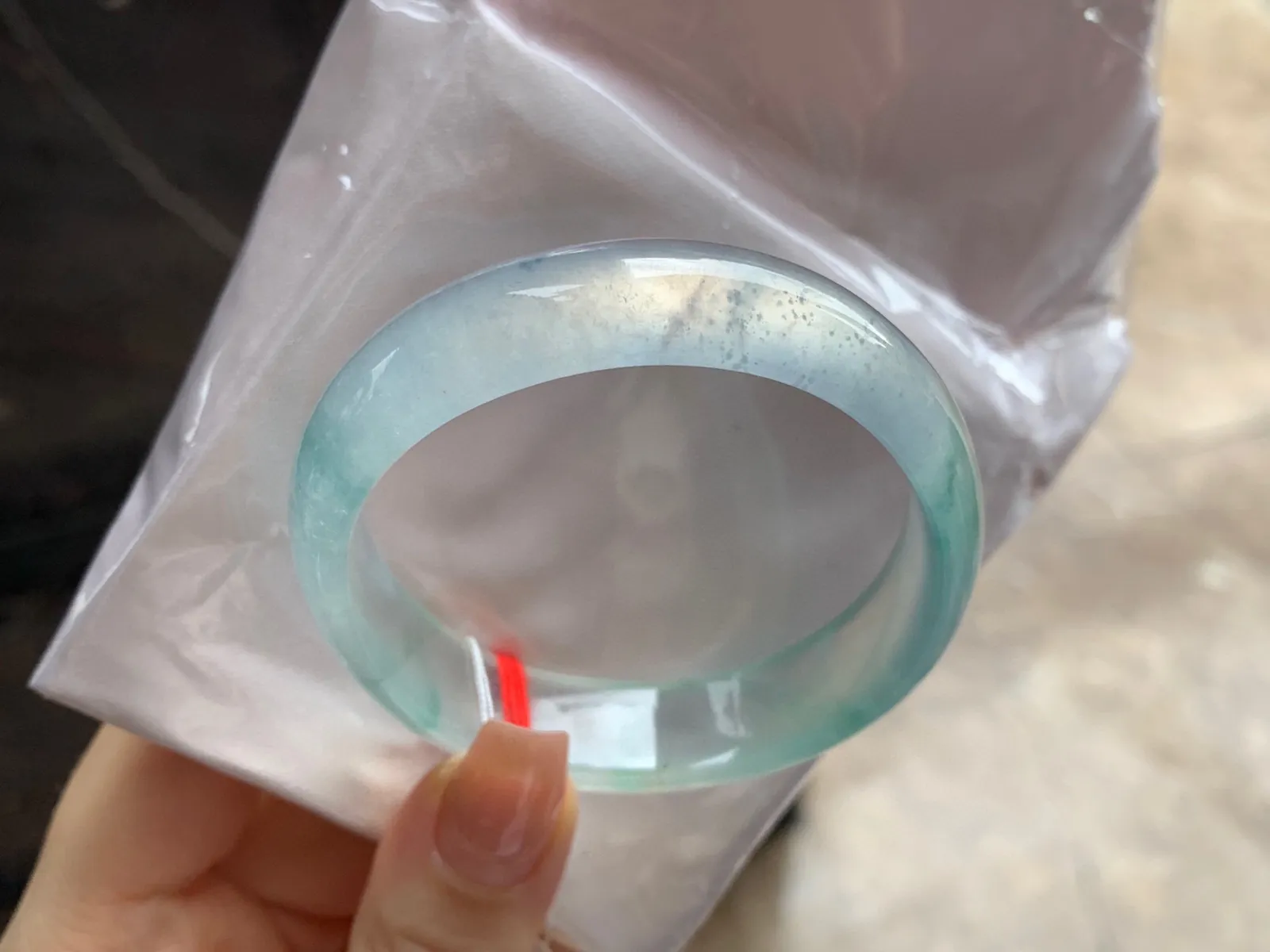 高冰种飘花贵妃镯
尺寸：56.3-13.4-6.3mm
整圈冰透起荧光～正圈53 54 55可以戴贵妃镯，推荐