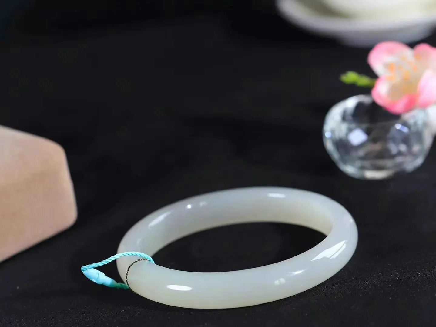 （一见倾心.手镯）

精品和田玉手镯，玉质温润细腻 油性十足 手感舒适，高华雅逸，线条流畅，简约大气，美自天成，素雅高贵。佩戴于腕间，婉约之美，举手投足间透出那低调奢华。重53.8克  尺寸63.5-11.4-8.4mm FDL-7960200