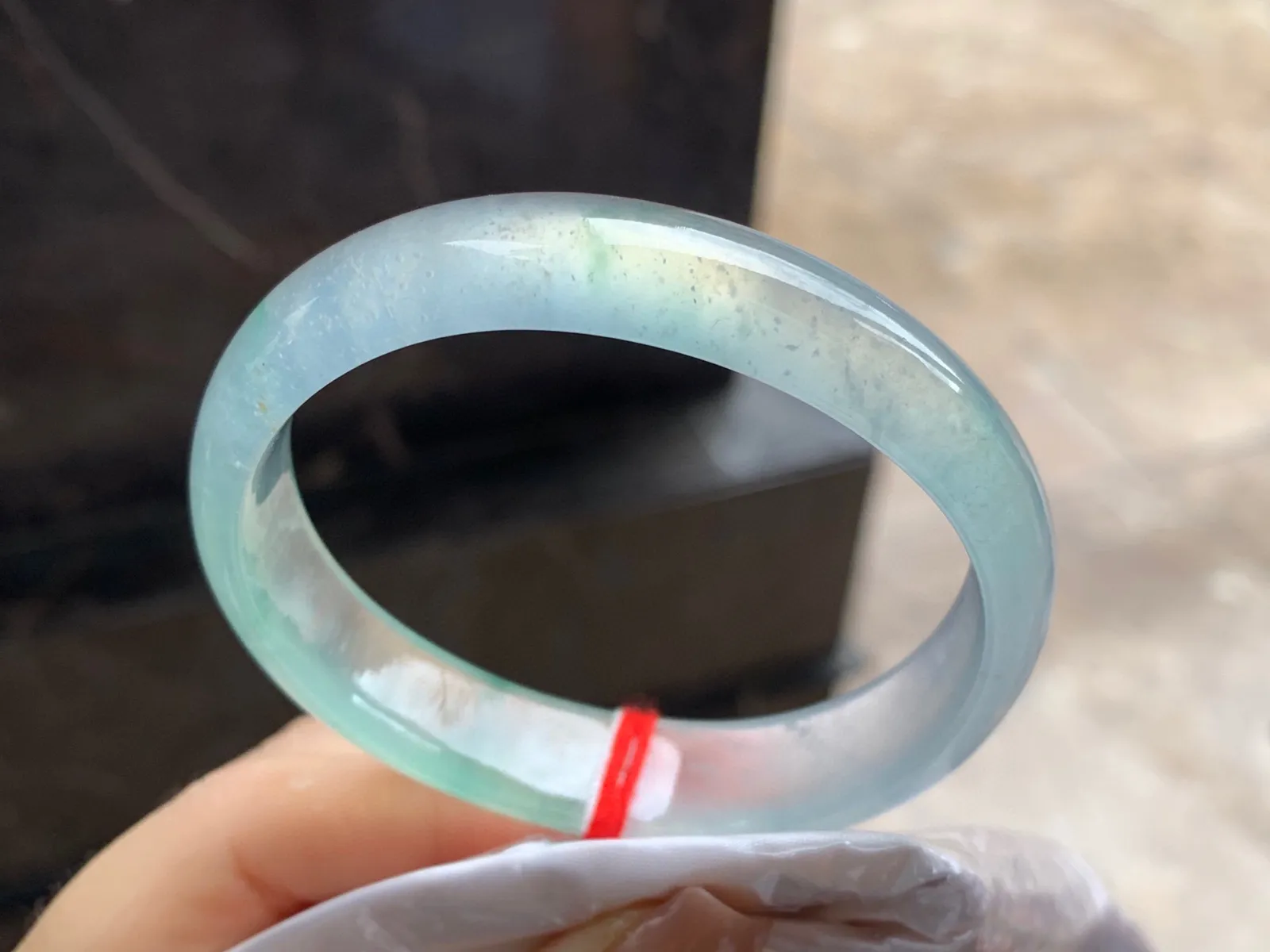 高冰种飘花贵妃镯
尺寸：56.3-13.4-6.3mm
整圈冰透起荧光～正圈53 54 55可以戴