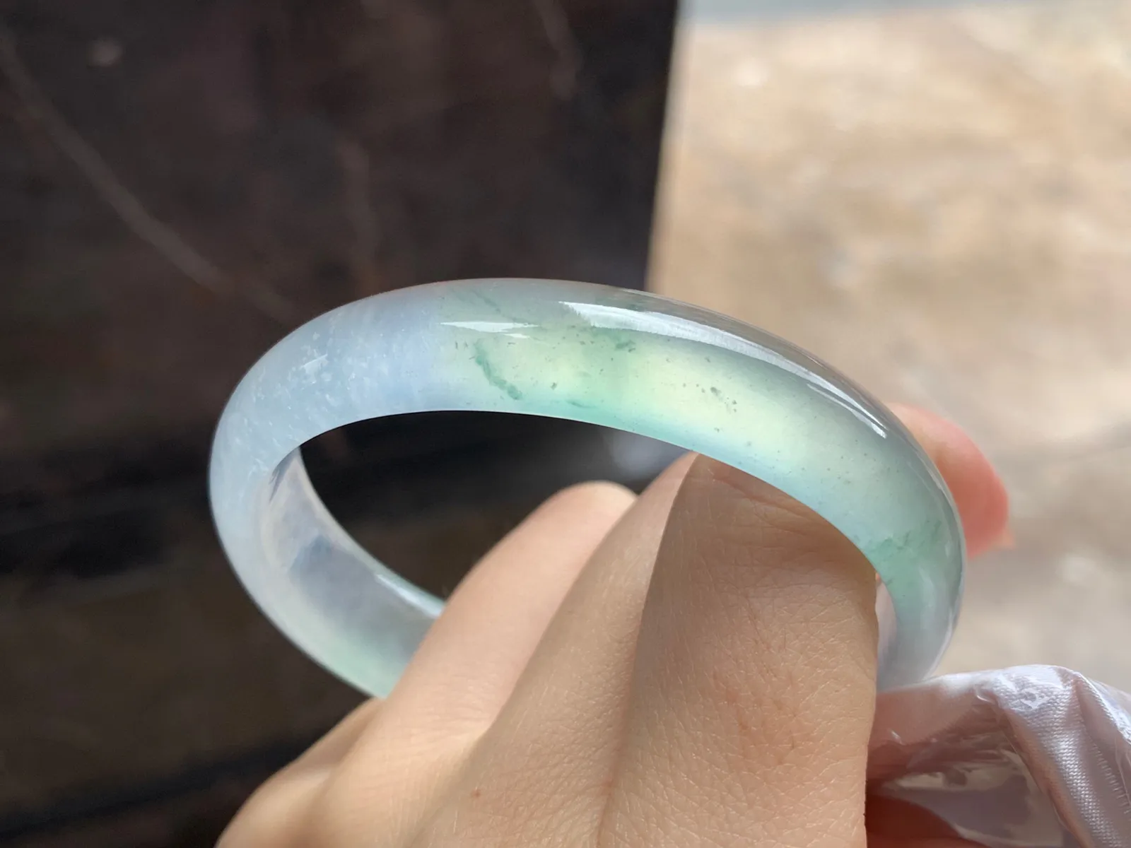高冰种飘花贵妃镯
尺寸：56.3-13.4-6.3mm
整圈冰透起荧光～正圈53 54 55可以戴贵妃镯，推荐