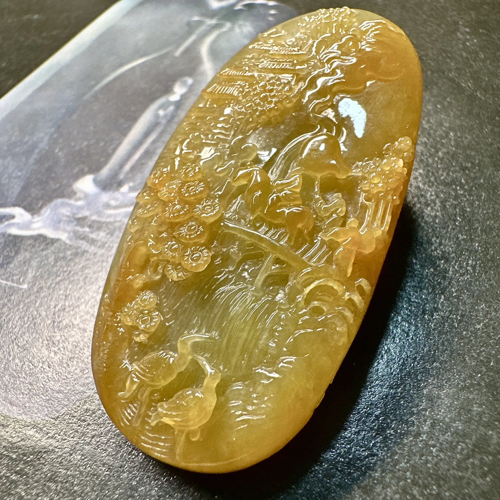 【冰糯种黄翡山水牌】特色件，质地细腻，水润感好，雕琢非常精细，背面雕刻盘龙