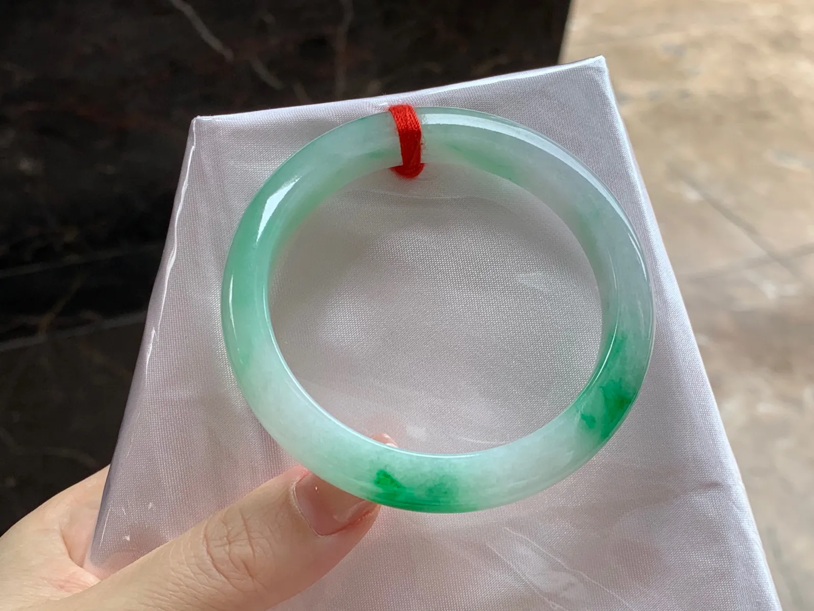 阳绿色手镯
尺寸：55.1-10.1-7.8mm
底子细腻白净～阳绿色点缀
