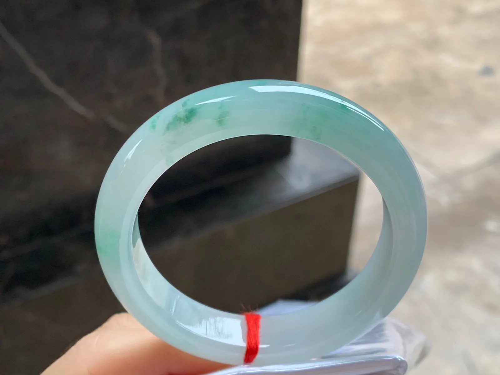 飘花手镯
尺寸：54.8-12.6-8.5mm
肉质细腻干净～水润清秀