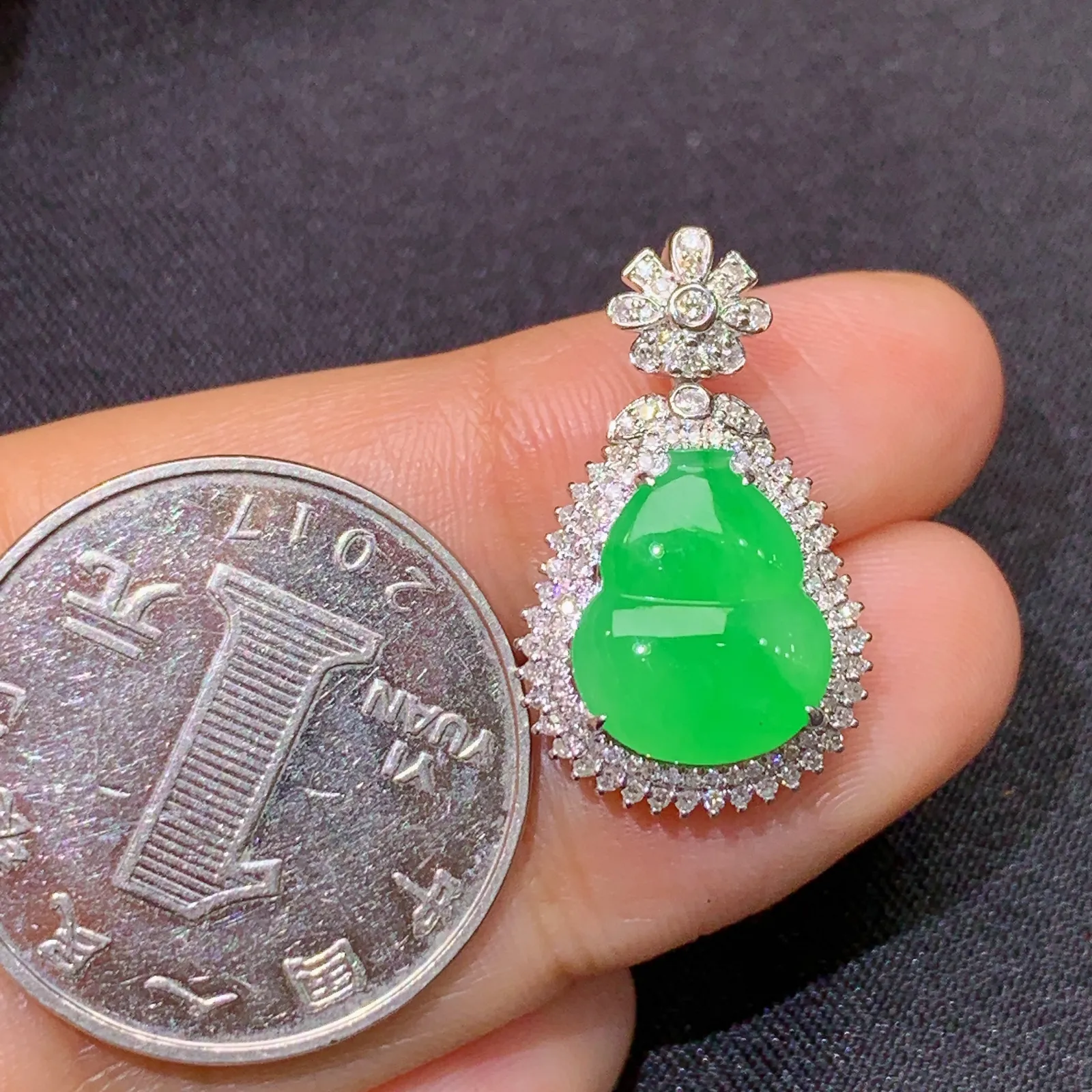阳绿葫芦吊坠，18k金镶嵌，色泽鲜阳，冰润细腻，种水足 尺寸23.8*14.3*8.5