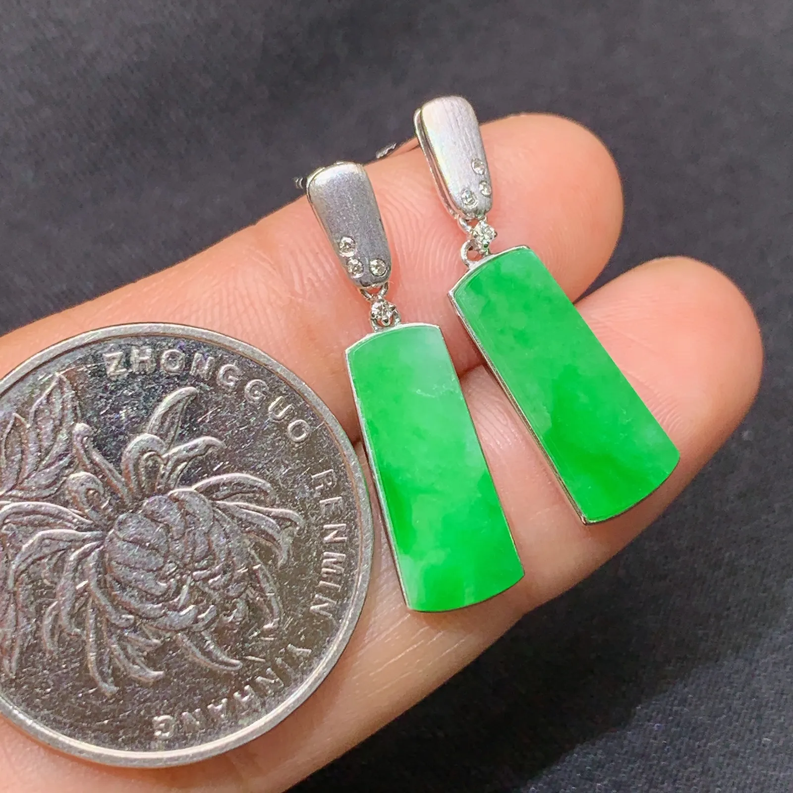 阳绿无事牌耳坠，18k金镶嵌，简约时尚，冰润色阳，种水足 尺寸15*6.3*2