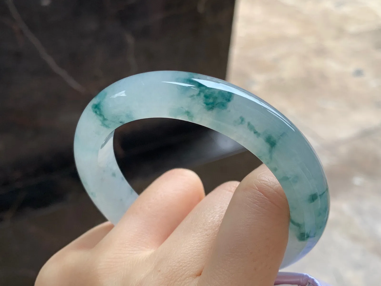 冰种飘花手镯
尺寸：56.1-11-9.4mm
种水好 飘花浓郁飘逸
