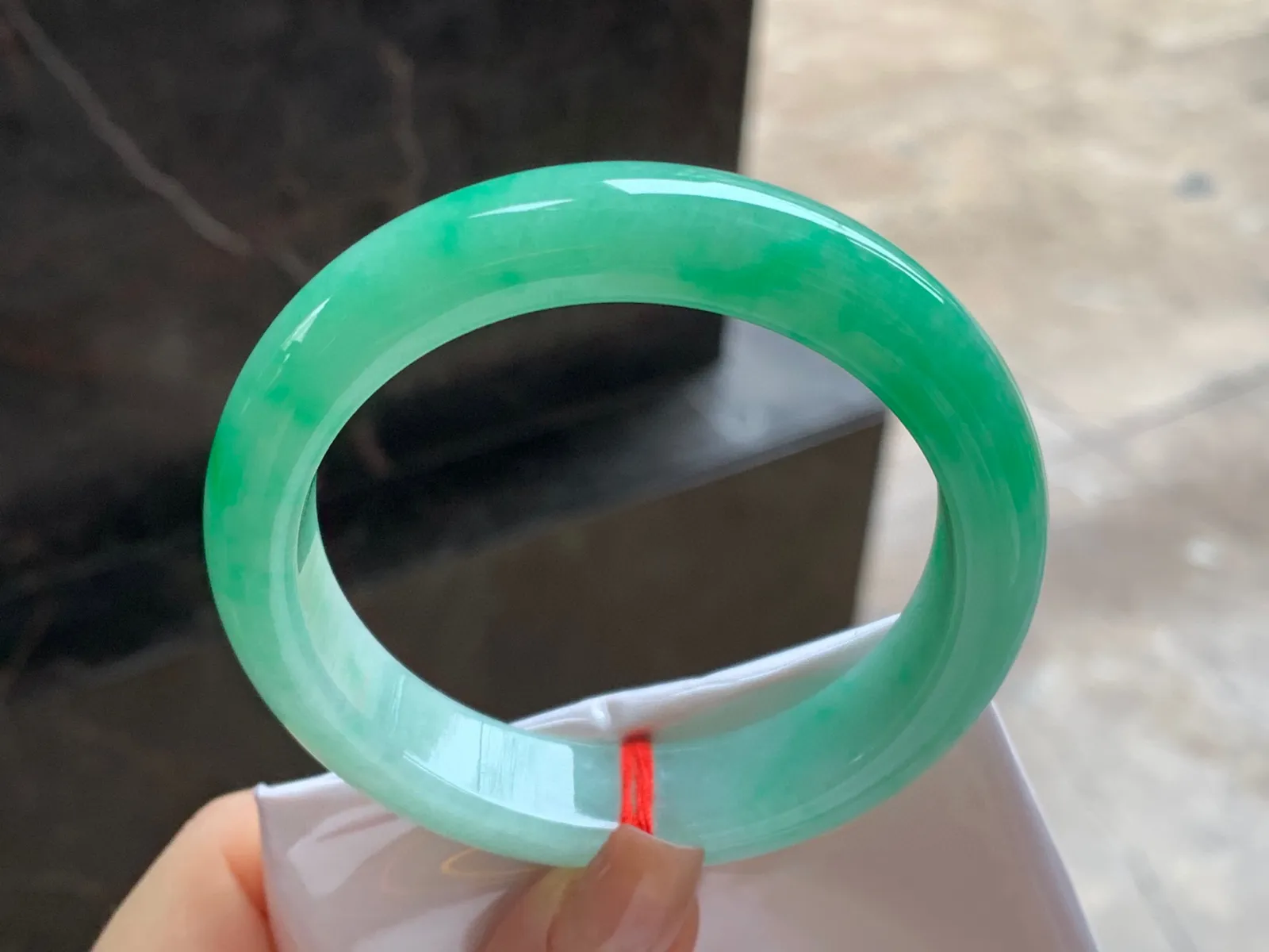 带色手镯
尺寸：55.3-12.7-8.5mm
底子细腻干净～绿色浓郁大力推荐的一支哦 上手好看