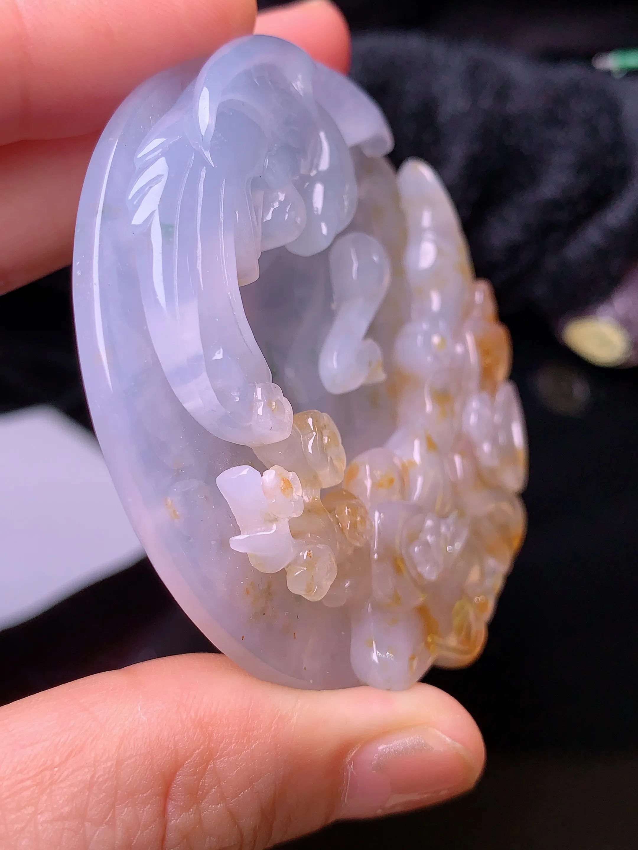 飘红翡梅花牌吊坠 玉质细腻 色泽艳丽 整体尺寸85*8.5