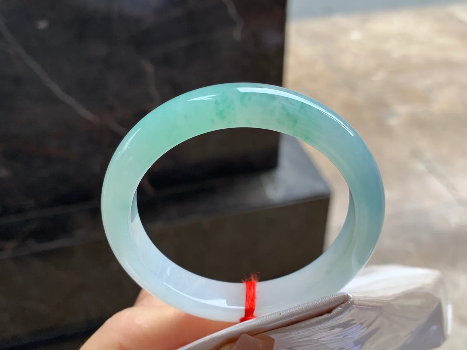 飘花手镯
尺寸：52.3-10.8-8mm
水润十足～小清新