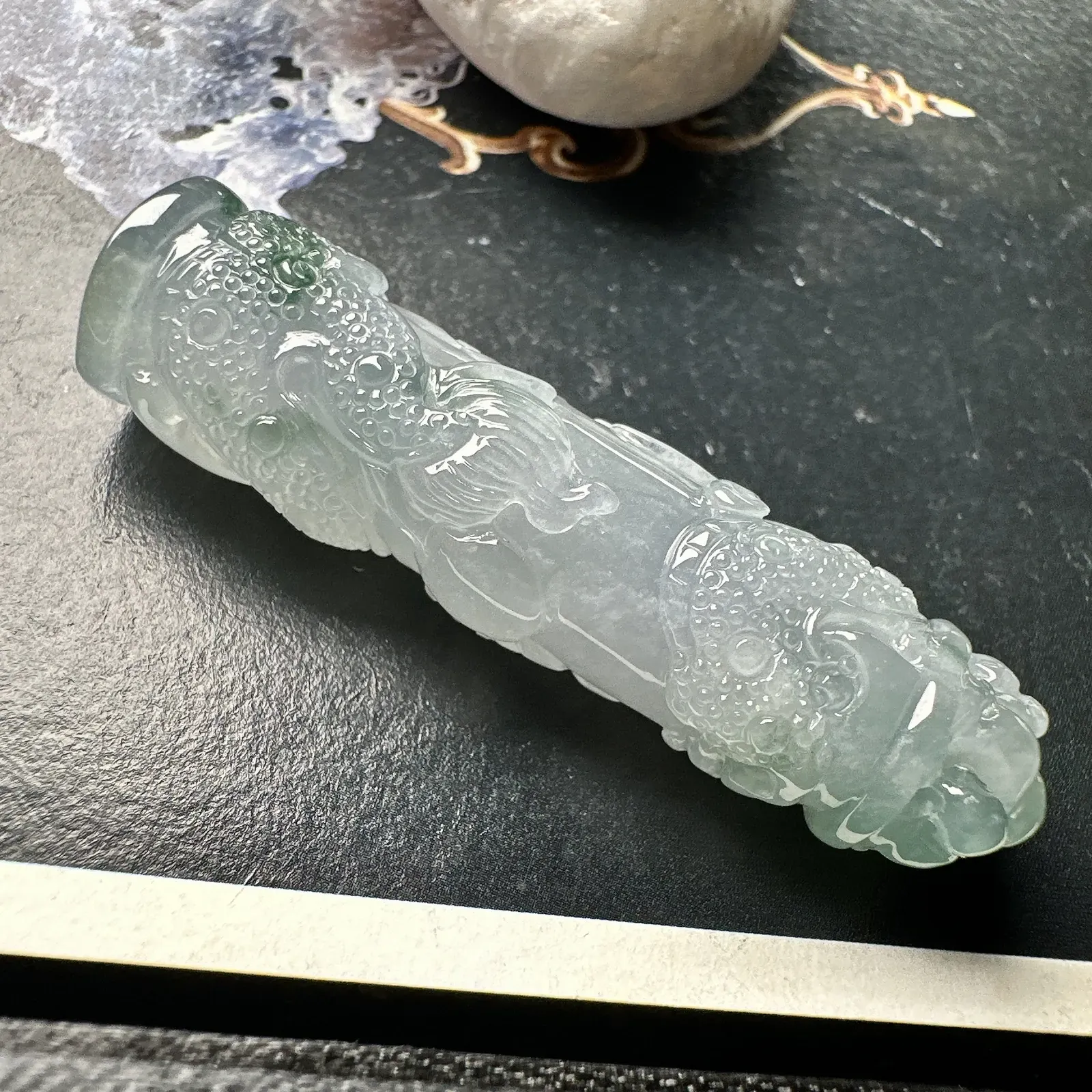 【冰糯飘花龙柱】很少见的题材，巧雕龙头，颇有特色。细节雕刻到位，推荐入手