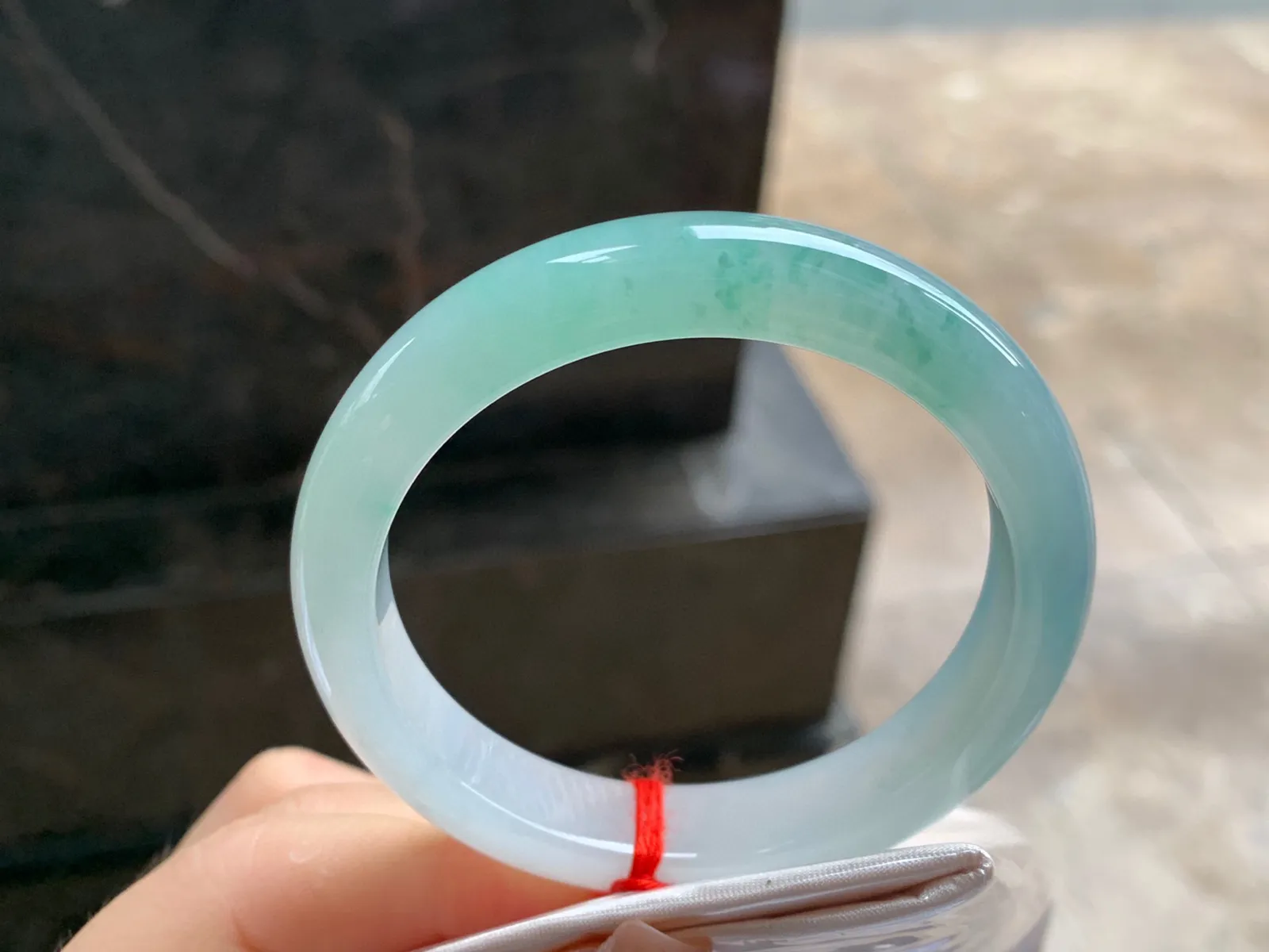 飘花手镯
尺寸：52.3-10.8-8mm
水润十足～小清新