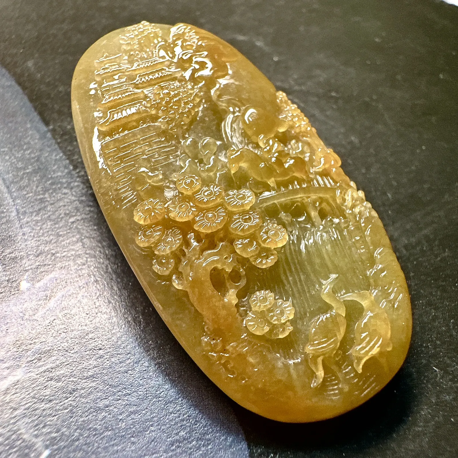 【冰糯种黄翡山水牌】特色件，质地细腻，水润感好，雕琢非常精细，背面雕刻盘龙