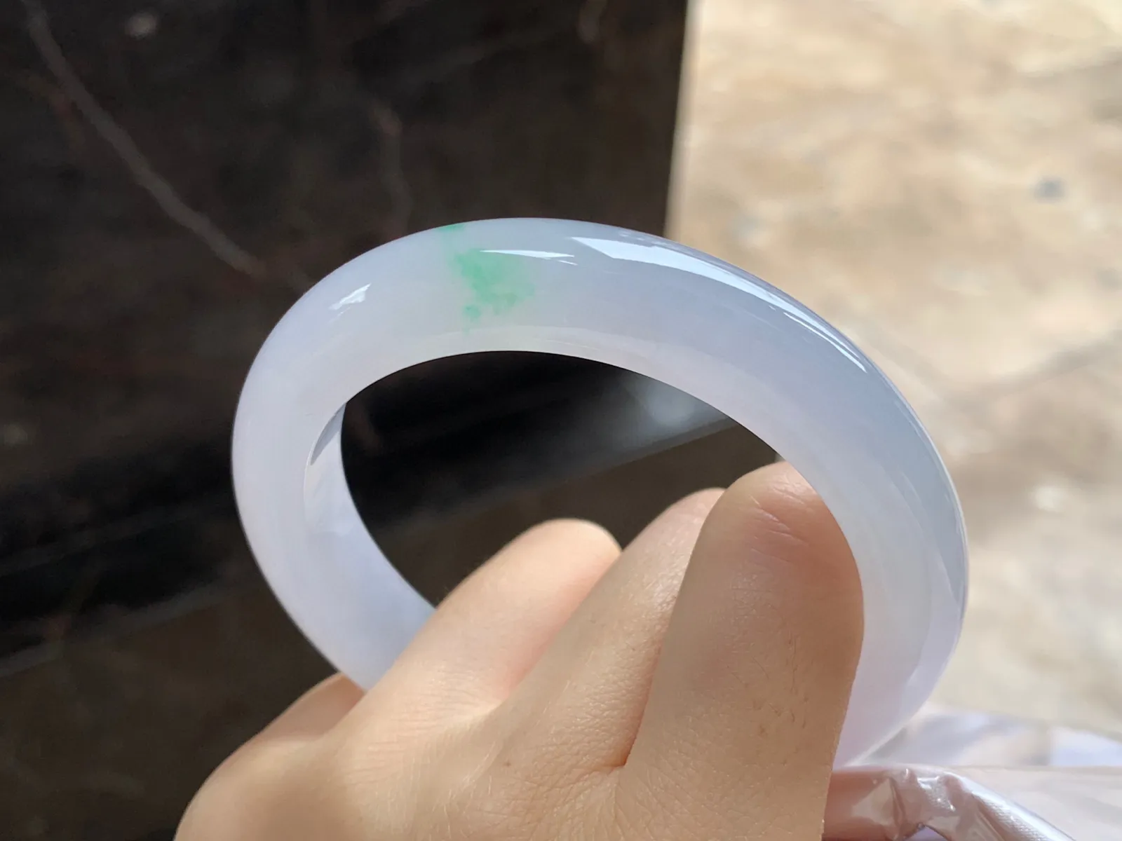 冰种春带彩手镯
尺寸：58.2-12.1-9.6mm
种水好 很美丽的料子仙仙儿的