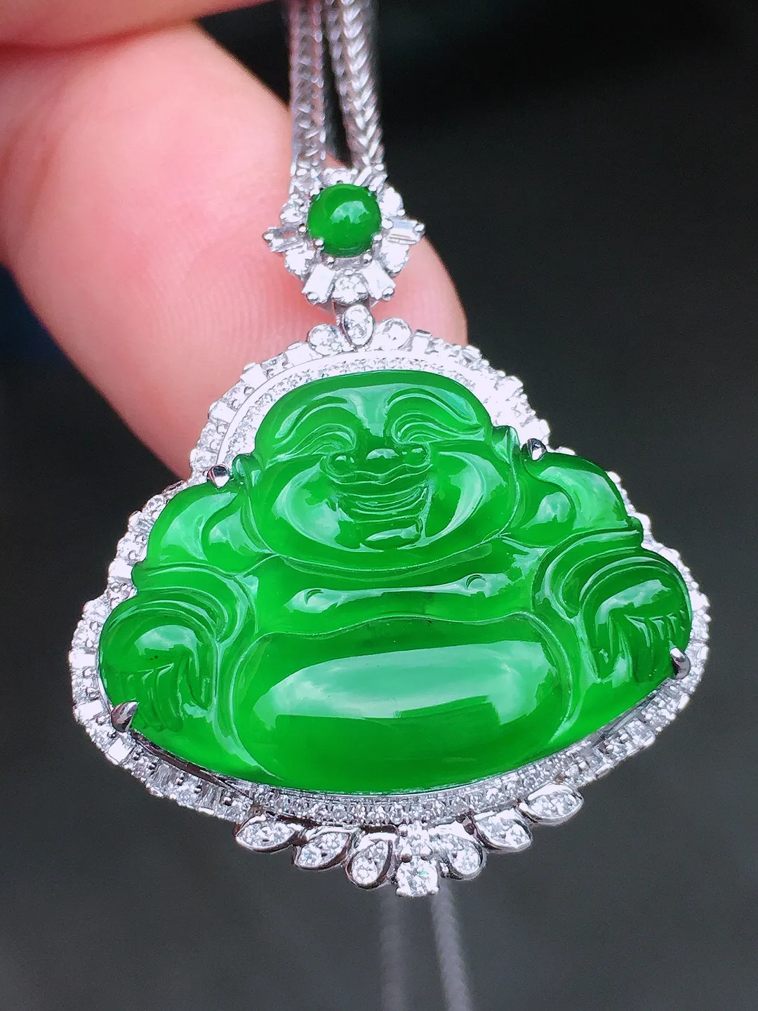 阳绿佛公吊坠，色泽均匀艳丽，玉质细腻，荧光感超
强，饱满水润，气质满满。18k
金豪华镶嵌