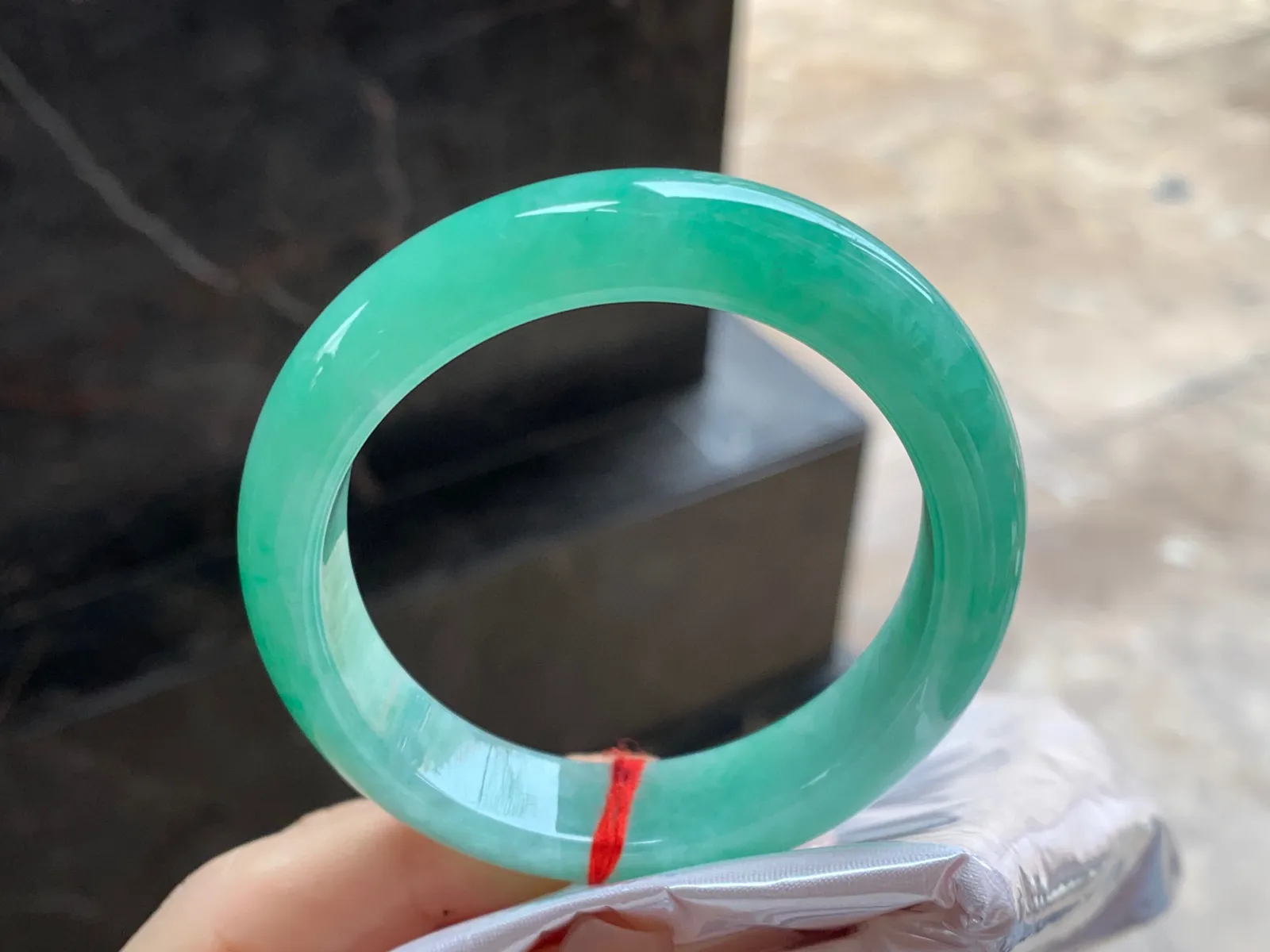 满色贵妃镯
尺寸：55-12-8.2mm
颜色整圈均匀正圈52 53可以戴～