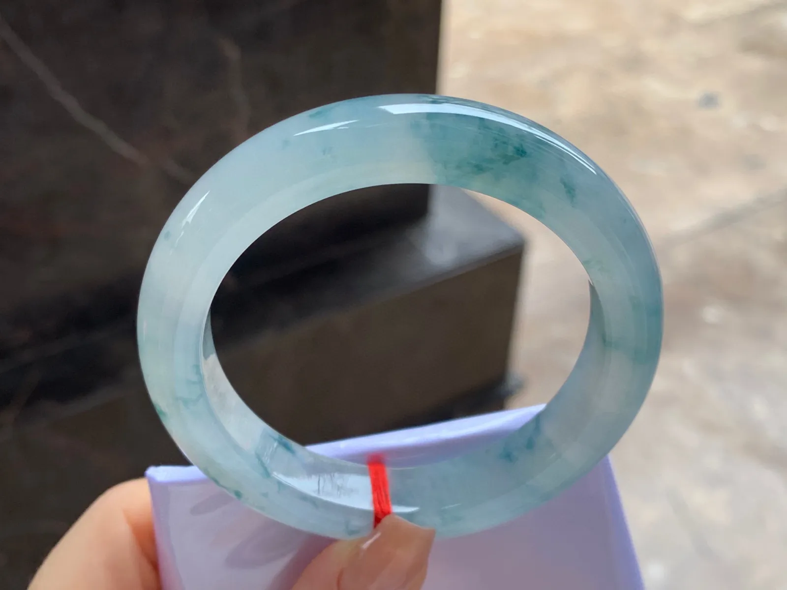 冰种飘花手镯
尺寸：56.4-12.2-9.3mm
冰味十足～飘花浓郁