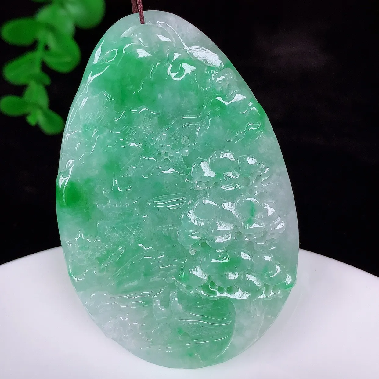 自然光实拍，冰润冰糯种飘阳绿翡翠山水牌吊坠，翡翠山水，立体生动形象，山水素材布局合理，意境感佳，佩戴