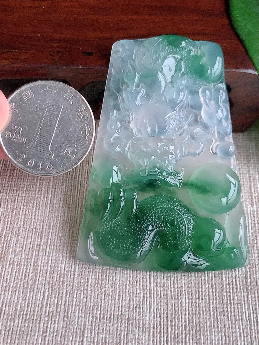 a货翡翠老坑高冰种飘花龙牌吊坠 尺寸61.6×42.4×5.8mm 重量30.72g 0603