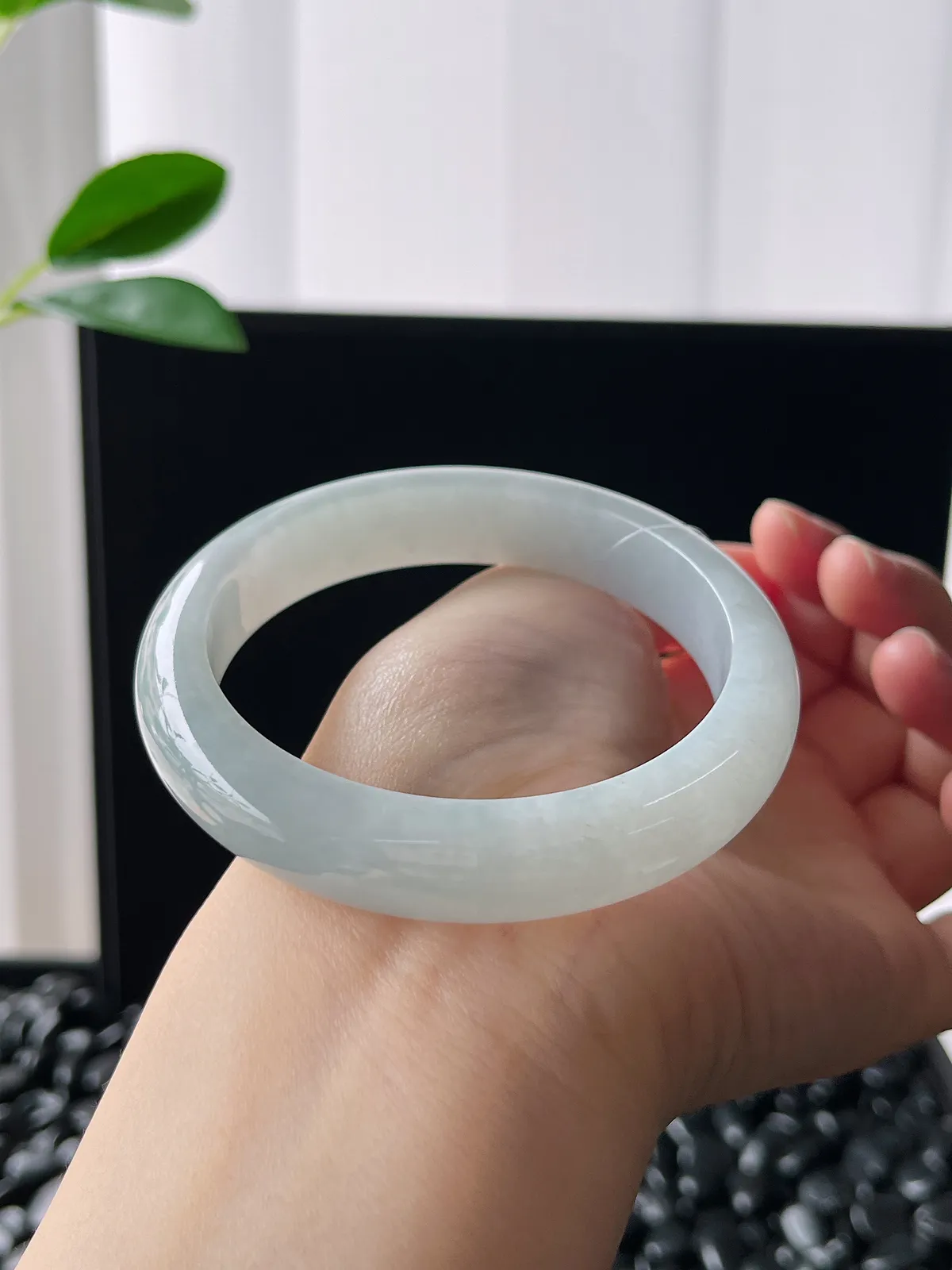 正圈58圈口，冰润细腻，翡翠正圈