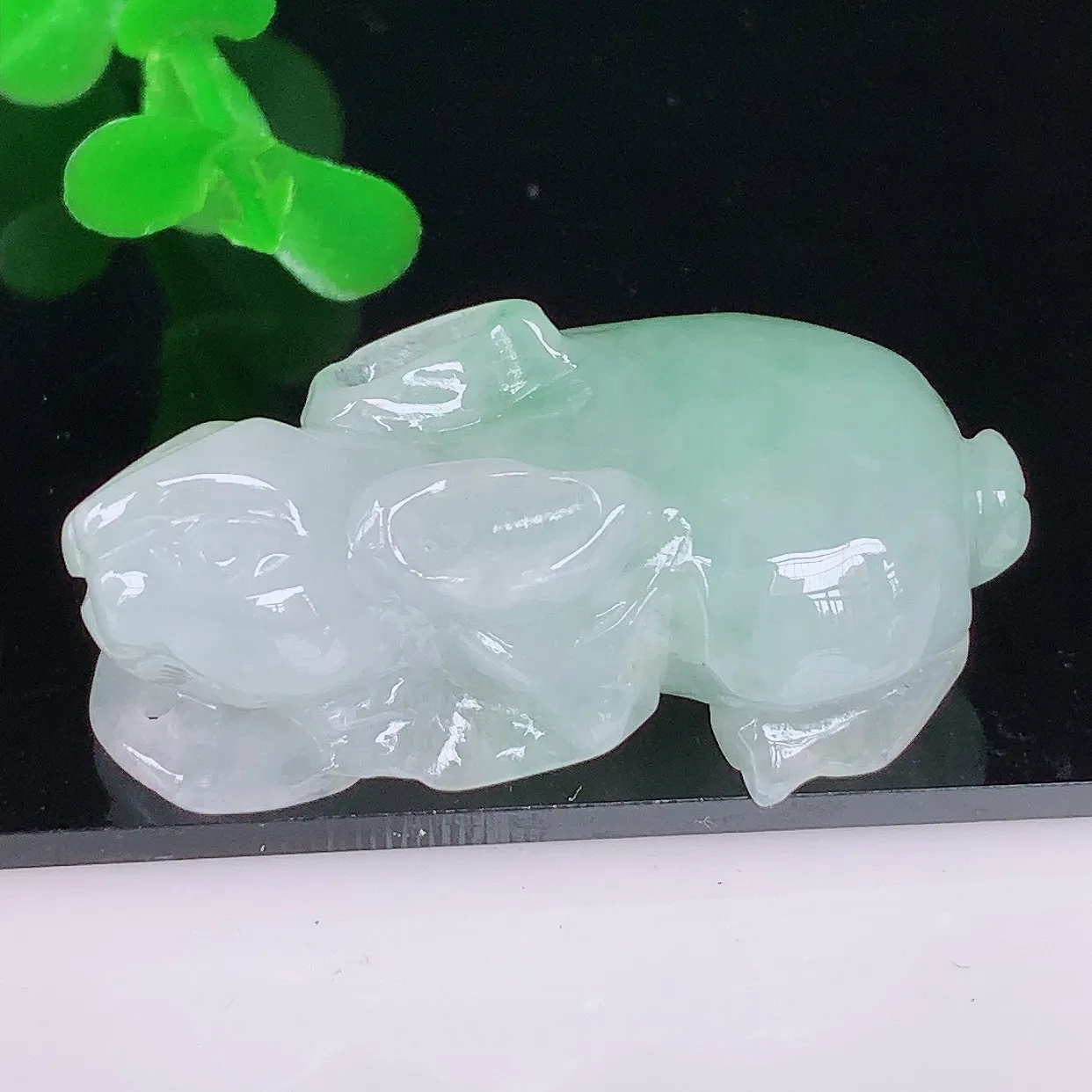 自然光实拍 冰润冰糯种飘绿翡翠生肖兔子吊坠，种老水足，翠色灵动，寓意美好，佩戴时尚出众！#41.1