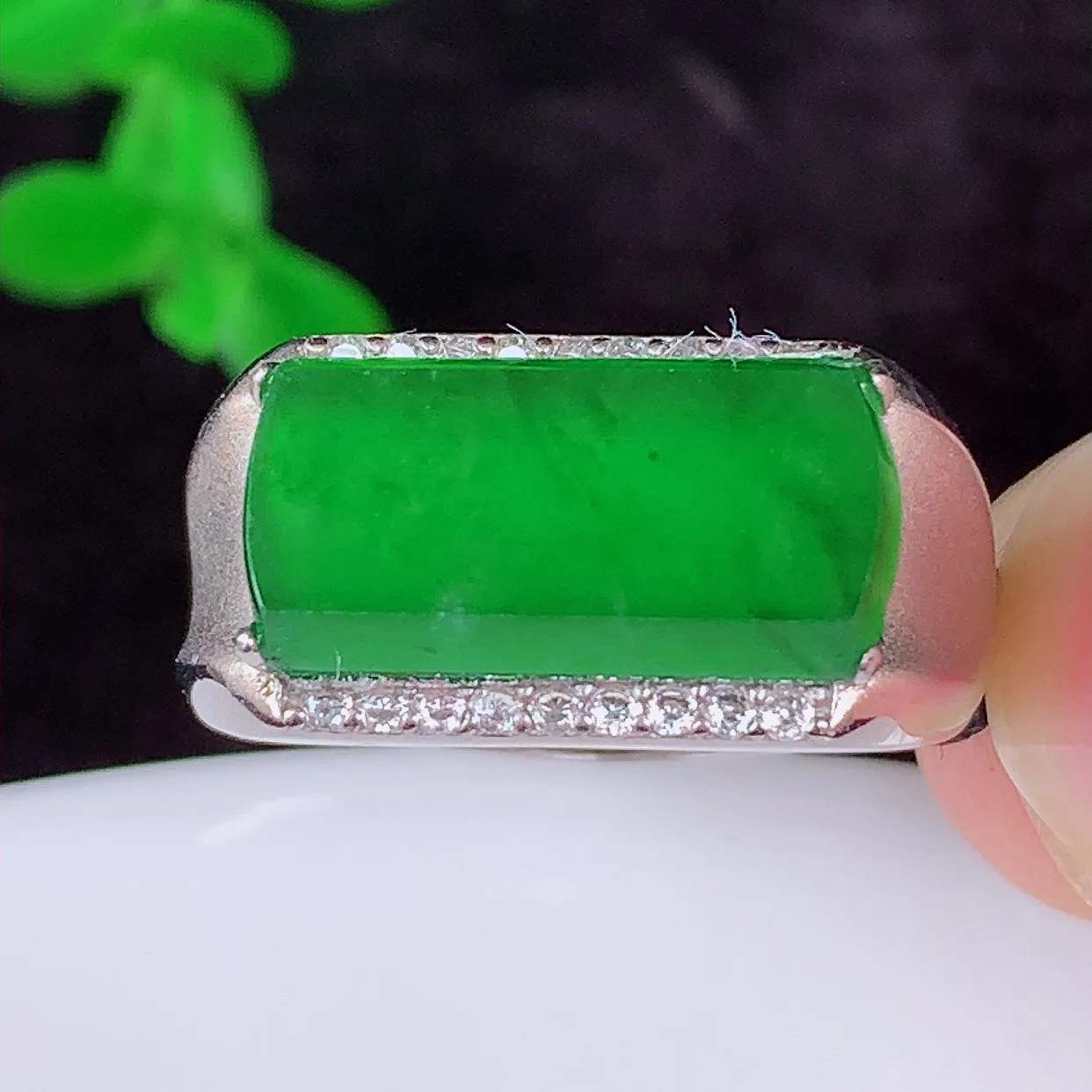 冰透满绿翡翠925银镶嵌马鞍戒指，自然光实拍，翠色灵动，颜色漂亮，种老水足，品相佳，佩戴佳品！#97.1内径18*圈口16*整体24.5*5裸石15.8*7.5（圈口可调大小）