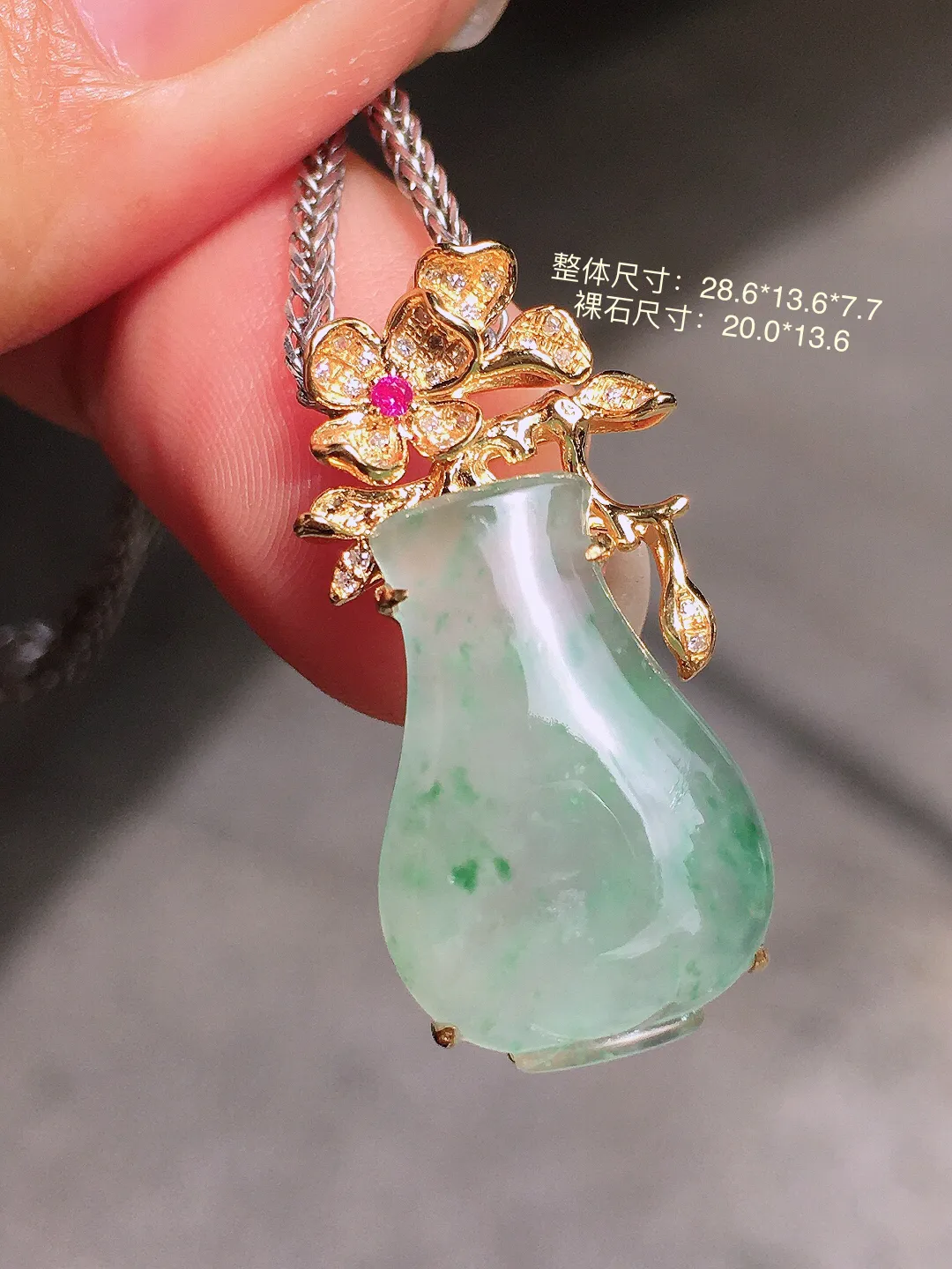 晴水宝瓶吊坠，色泽均匀艳丽，玉质细腻，荧光感超
强，饱满水润，气质满满。18k
金豪华镶嵌