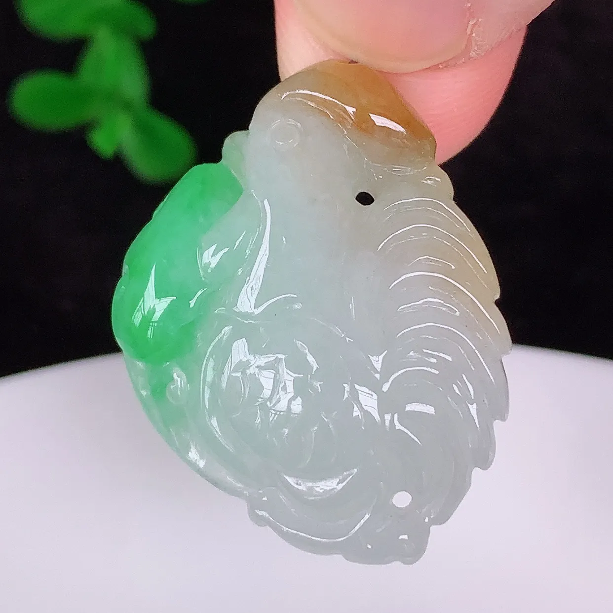 自然光实拍，冰润冰糯种双彩黄加绿翡翠生肖鸡吊坠，种老水足，翠色灵动，寓意美好，佩戴时尚出众！#87.