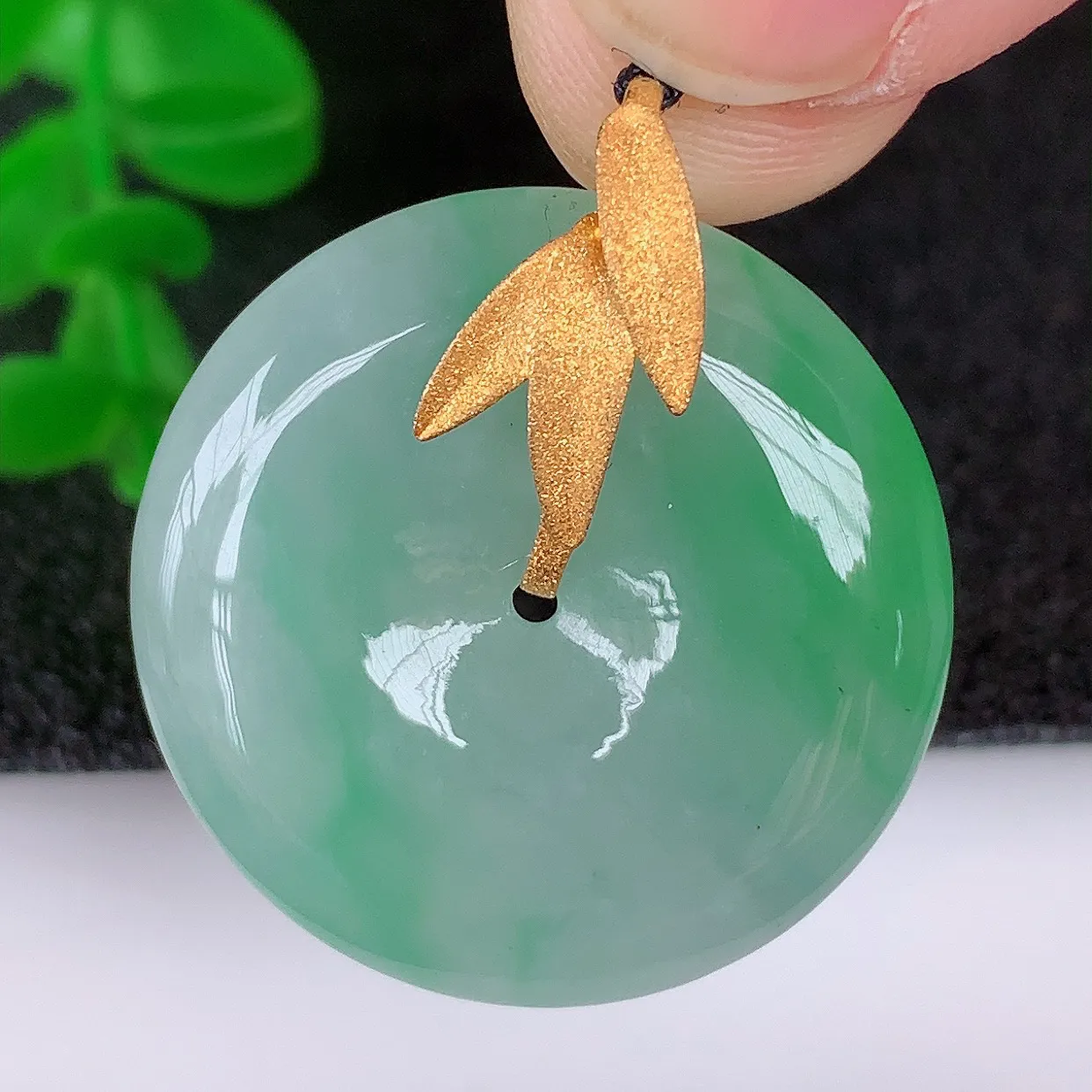 自然光实拍，18K金镶嵌水润冰种飘绿翡翠平安扣吊坠，翡翠平安扣，冰润光泽，寓意平平安安，平安扣佩戴时尚漂亮！#1.1整体28*24.5*6.5裸石24.5*24.5