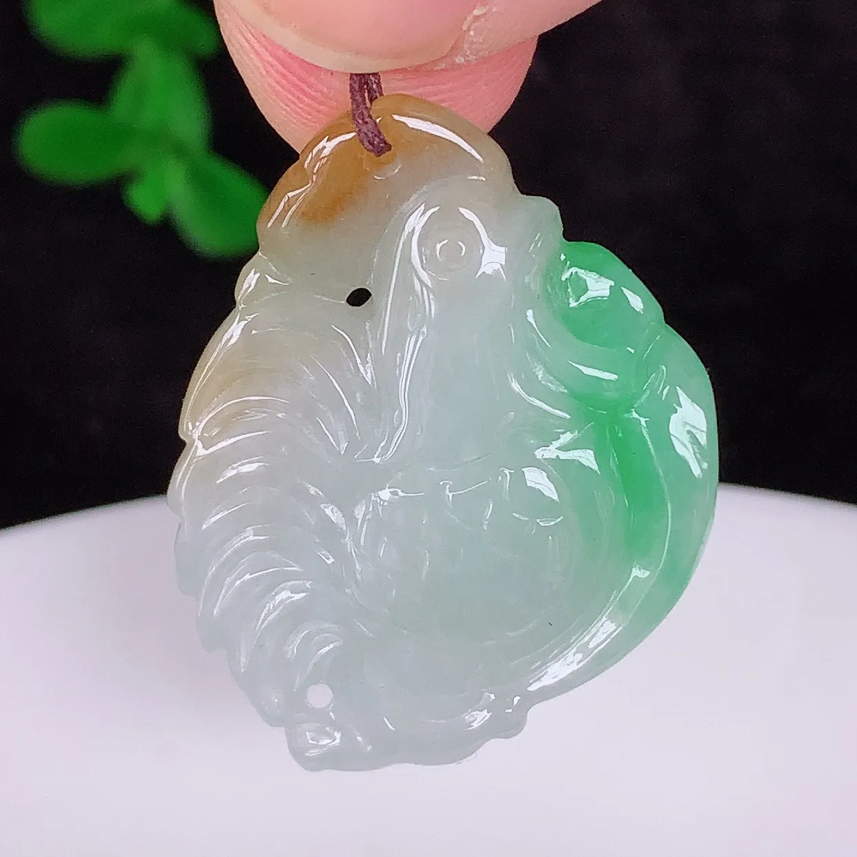 自然光实拍，冰润冰糯种双彩黄加绿翡翠生肖鸡吊坠，种老水足，翠色灵动，寓意美好，佩戴时尚出众！#87.1