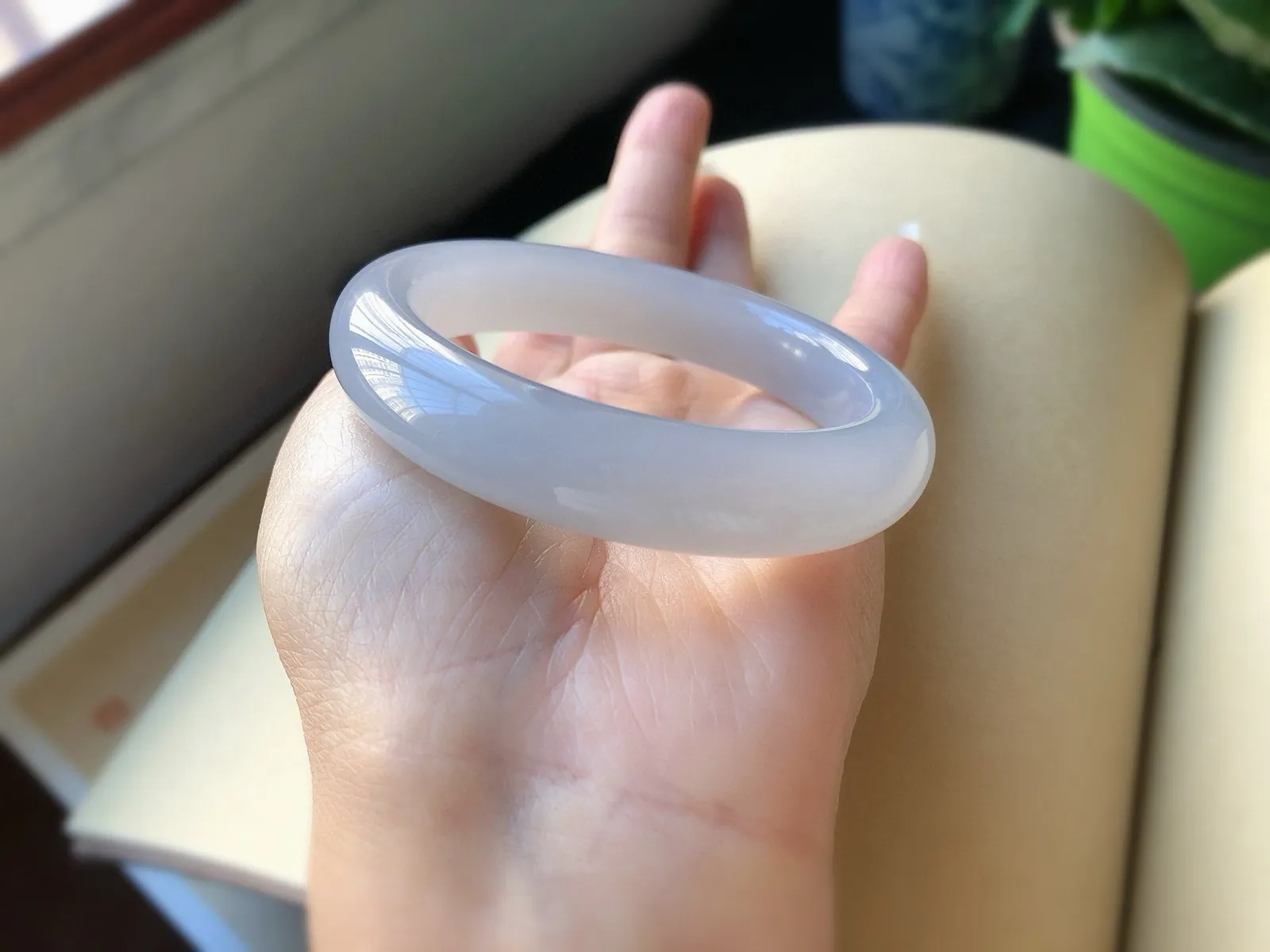 圈口55  尺寸12.8*9.5    超美的和田玉紫罗兰手镯，平安镯，冰紫料，料子细腻，超级有韵味，无黑裂。