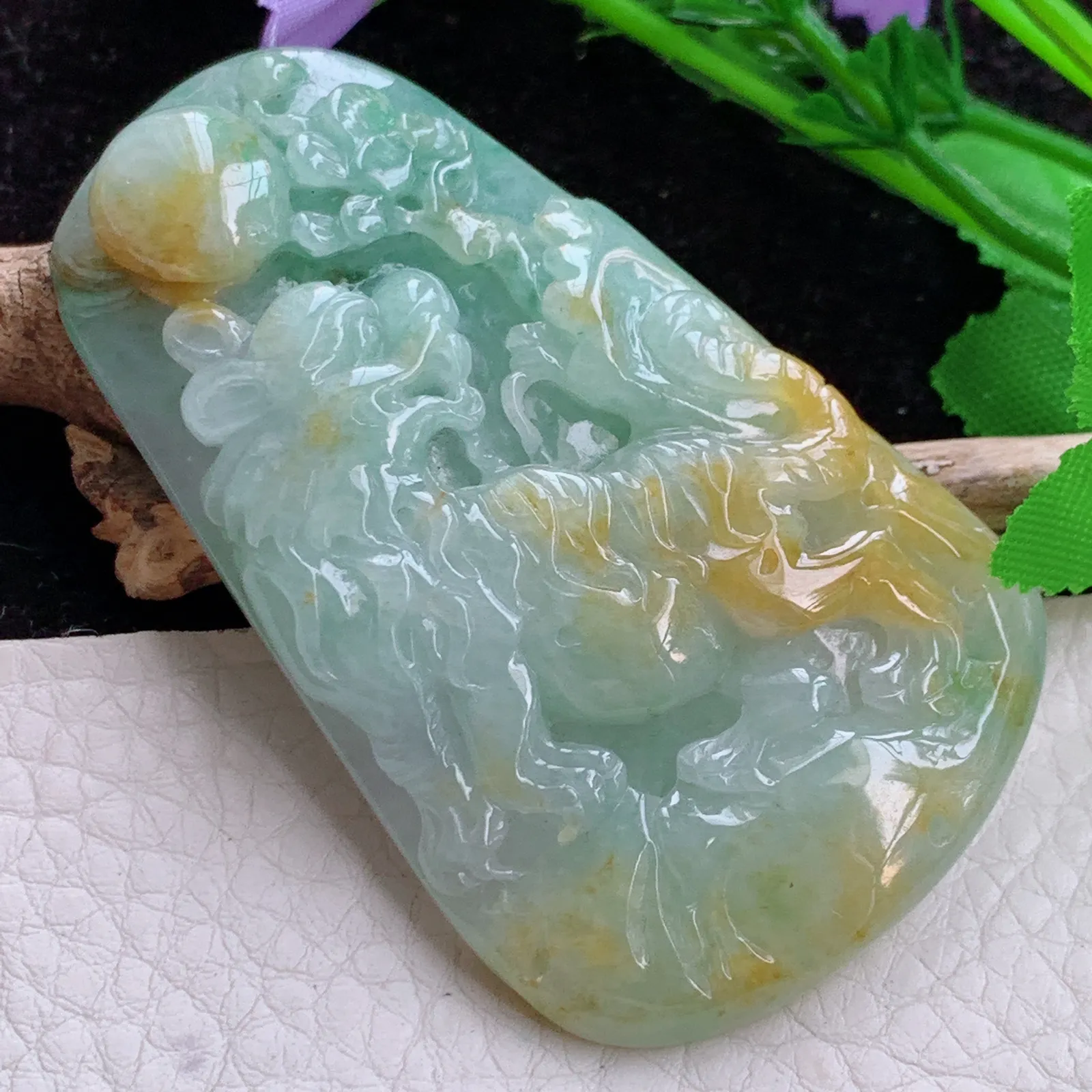 Zen实拍66.6*40*10.2缅甸翡翠精雕三彩老虎玉吊坠 生肖虎上山虎