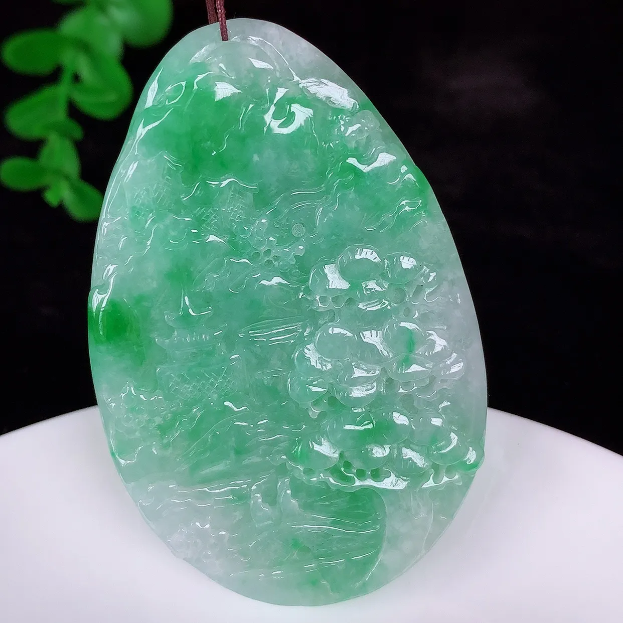 自然光实拍，冰润冰糯种飘阳绿翡翠山水牌吊坠，翡翠山水，立体生动形象，山水素材布局合理，意境感佳，佩戴上身效果更高贵 #57.1