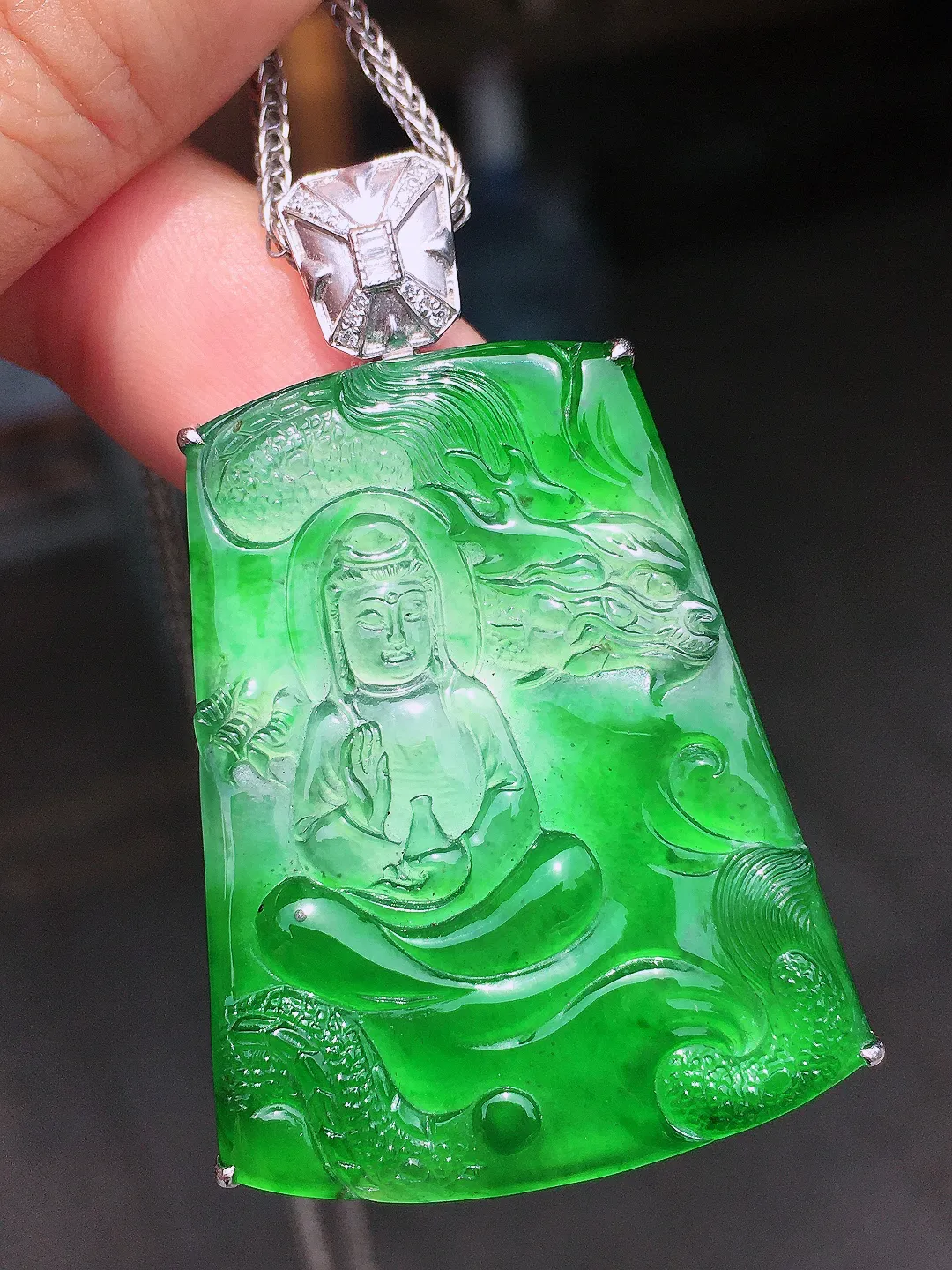 飘绿【神龙护主，观音】吊坠，色泽艳丽，玉质细腻，荧光感超
强，饱满水润，气质满满。18k
金豪华镶嵌