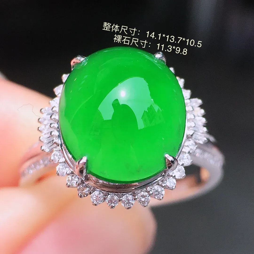 阳绿蛋面戒指，色泽均匀艳丽，玉质细腻，荧光感超
强，饱满水润，气质满满。18k
金豪华镶嵌