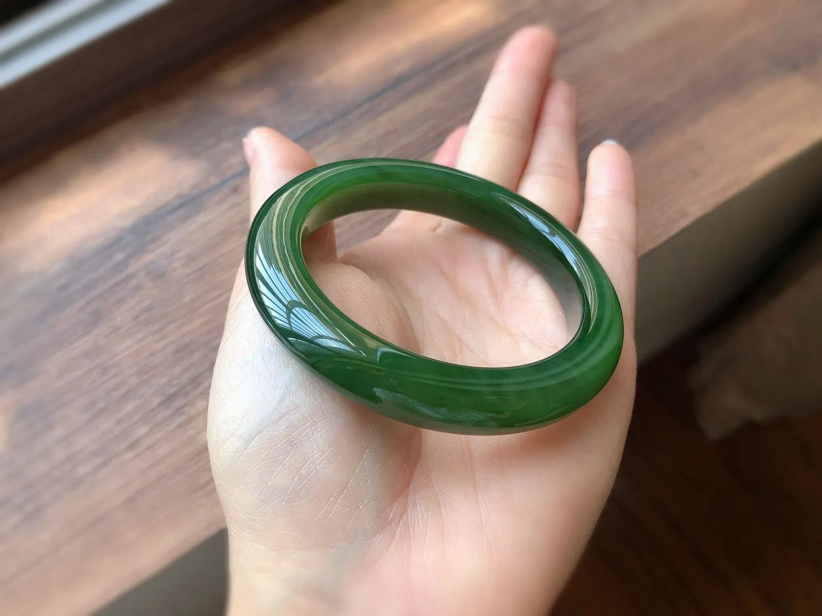 圈口55  尺寸11.8*10，天然和田玉 碧玉手镯，正装，老坑料 色辣绿，质地温润