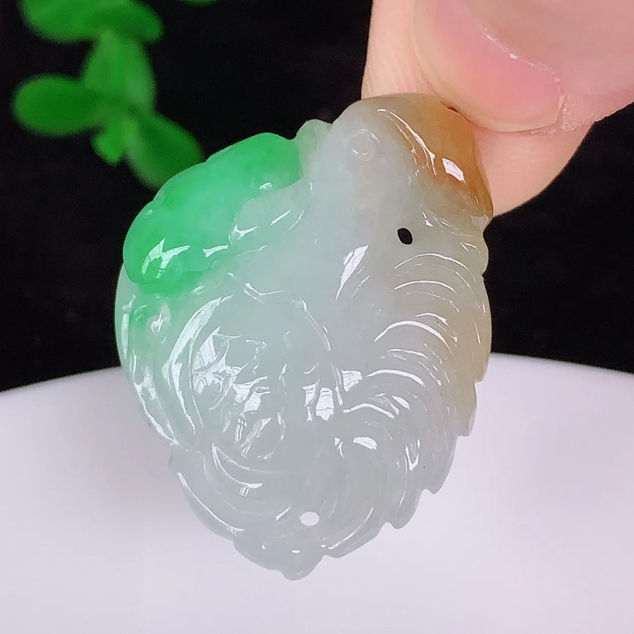 自然光实拍，冰润冰糯种双彩黄加绿翡翠生肖鸡吊坠，种老水足，翠色灵动，寓意美好，佩戴时尚出众！#87.