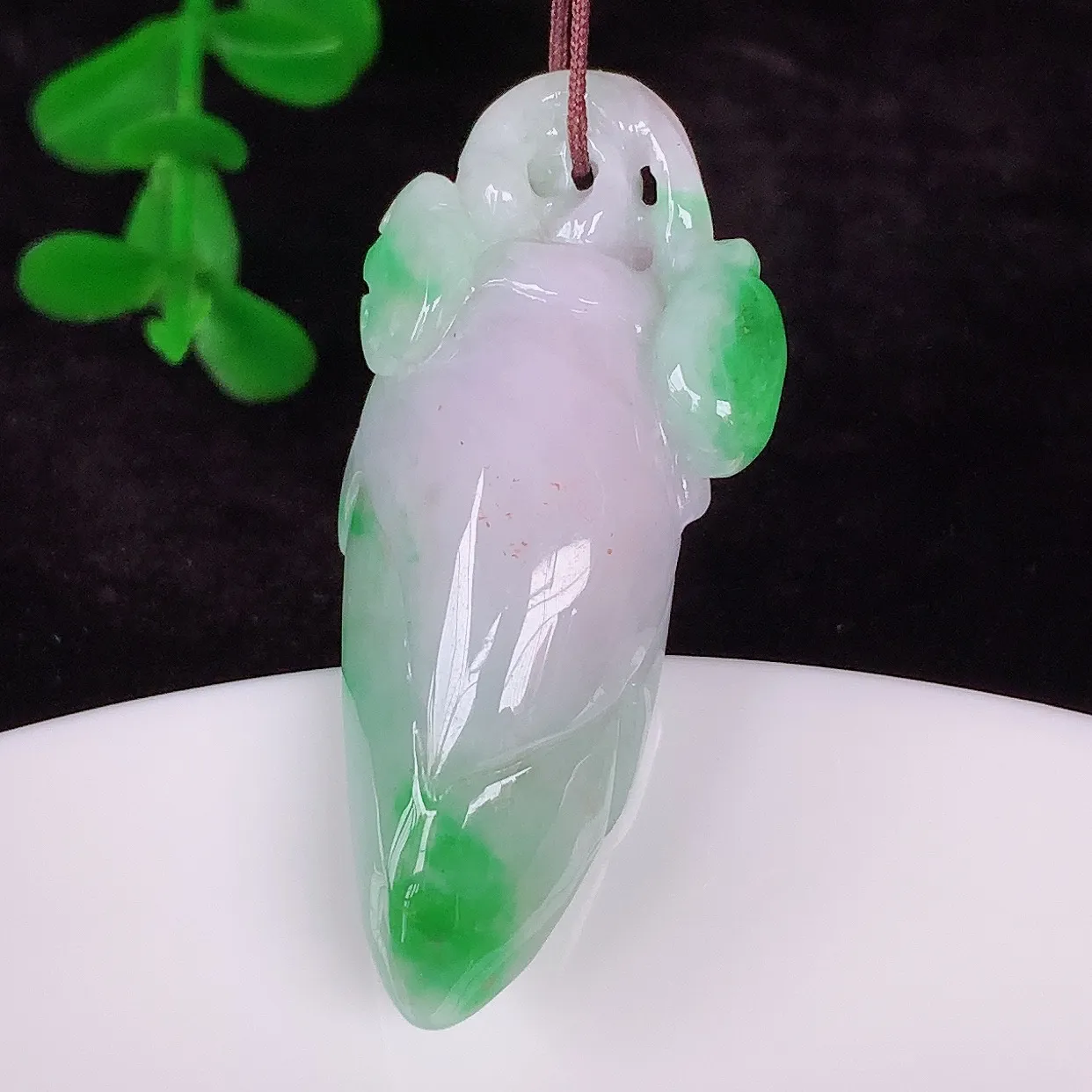 自然光实拍，厚装冰润冰糯种春彩翡翠招财福瓜吊坠，翡翠福瓜招财瓜，冰润且起胶感，佩戴效果优雅迷人！#87.1