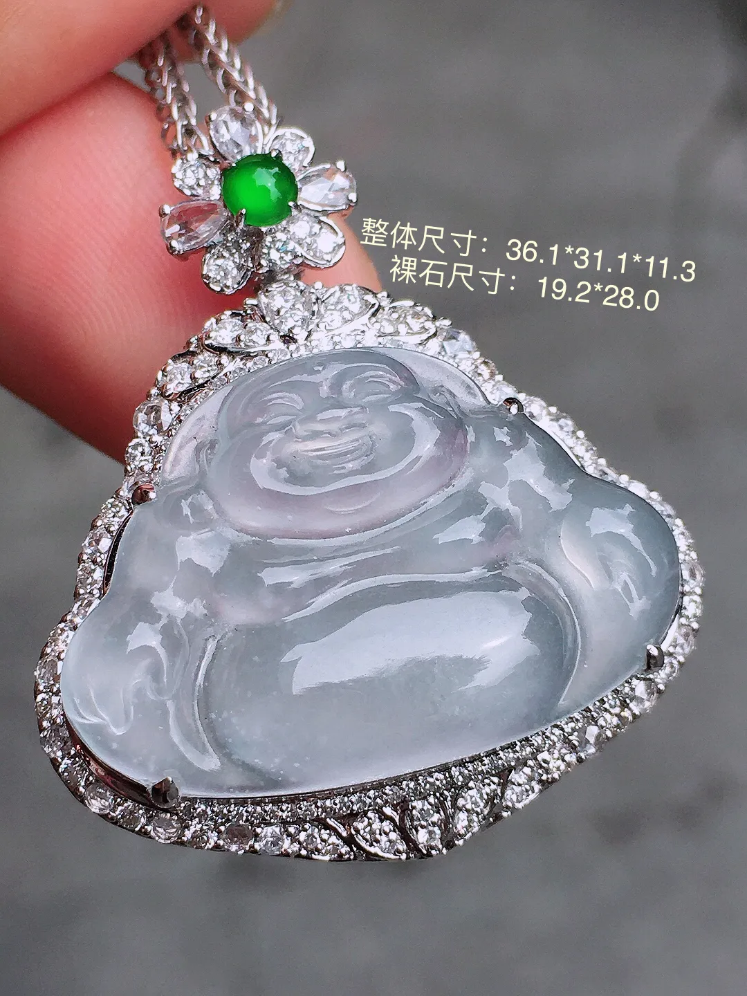 冰种佛公吊坠，玉质细腻，荧光感超
强，饱满水润，气质满满。18k
金豪华镶嵌