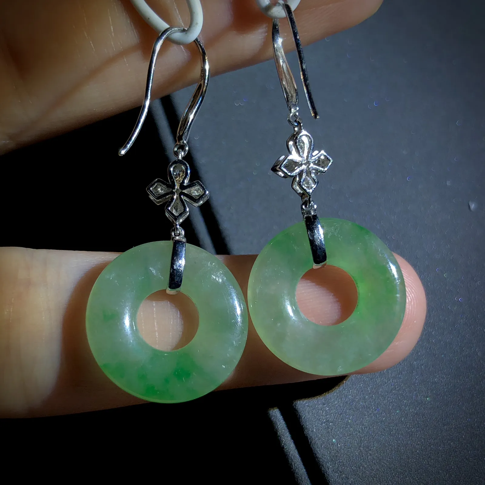 绿花甜甜圈平安扣子。
裸石约17-3mm，
18K金，南非钻